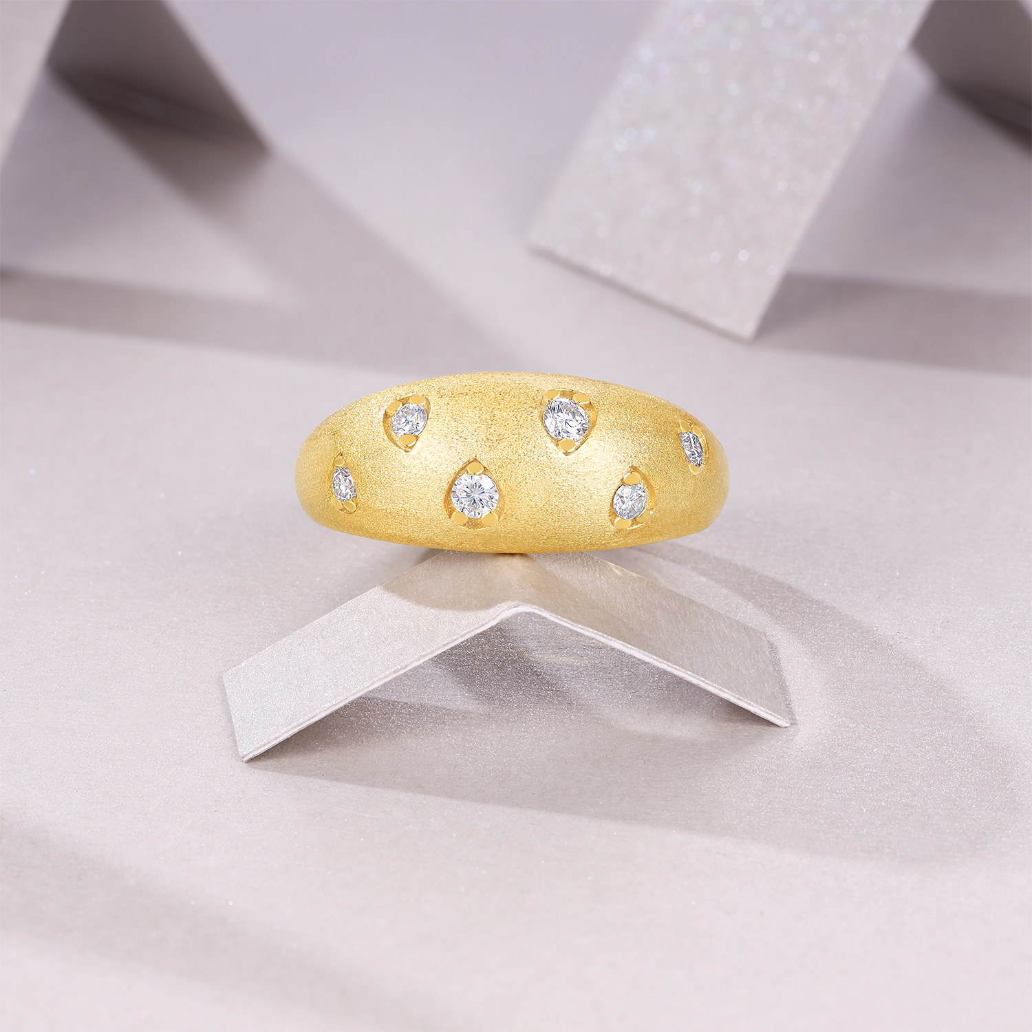 Engraved With Top-quality Moissanite, This Luxurious And Fashionable Minimalist Jewelry