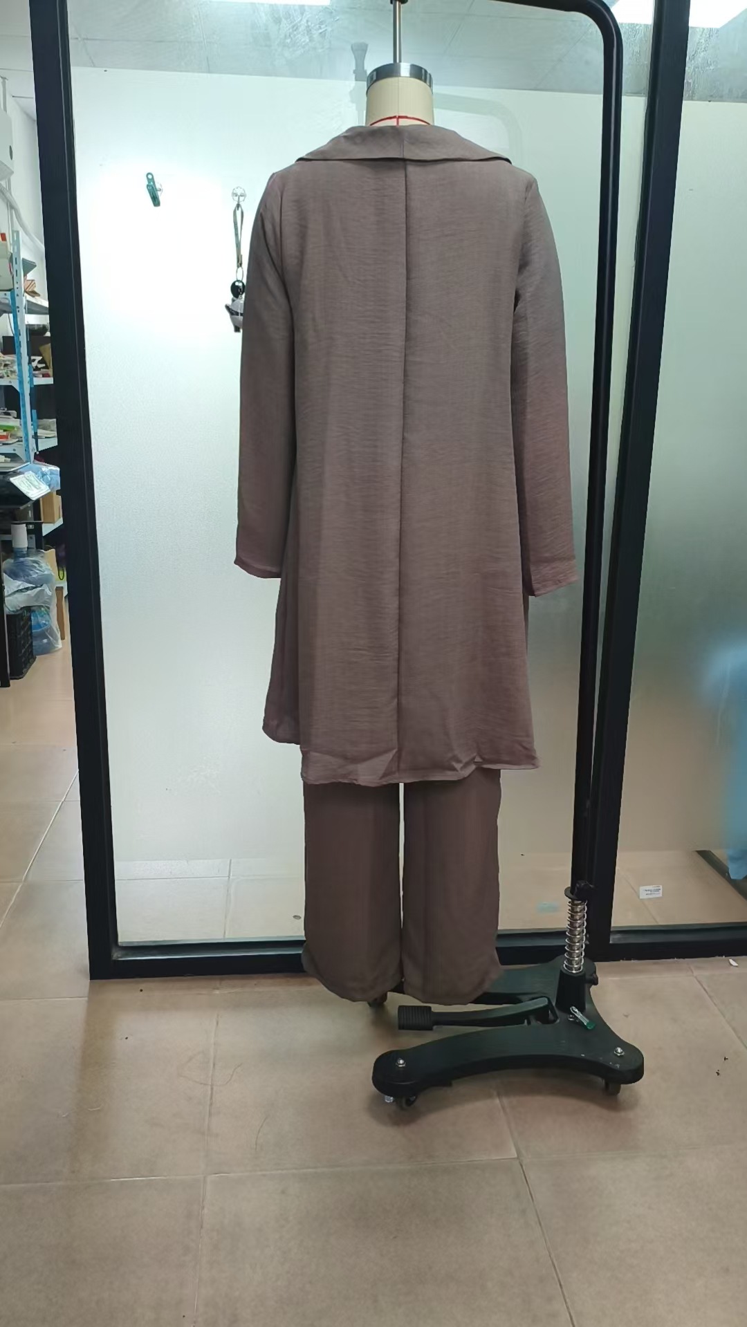 Lässiges, locker sitzendes, einfarbiges dreiteiliges Freizeitoutfit im europäischen und amerikanischen Stil