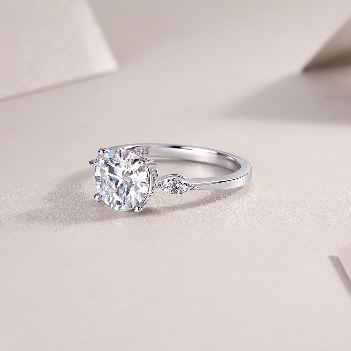 Fish Jumps Over Starlight - A Wedding Ring Set With 2-carat Top-quality Moissanite Silver