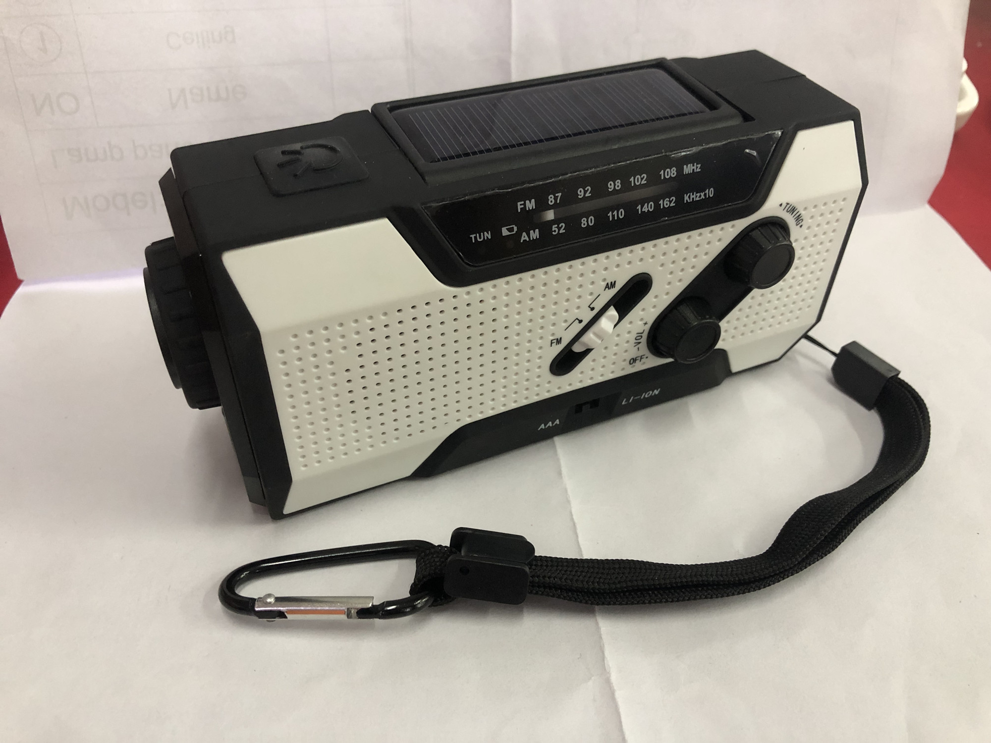 Solarni radio sa ručnim pogonom