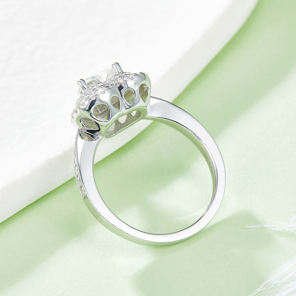 Heart-shaped Moissanite Set With Top-quality Moissanite Luxury And Fashionable Light