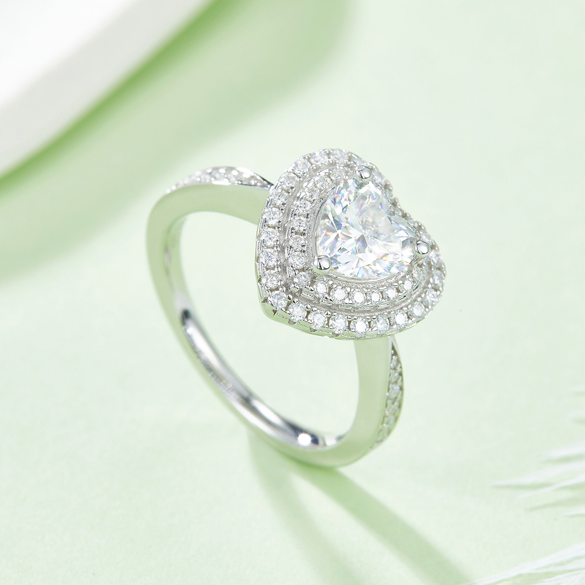 Heart-shaped Moissanite Set With Top-quality Moissanite Luxury And Fashionable Light