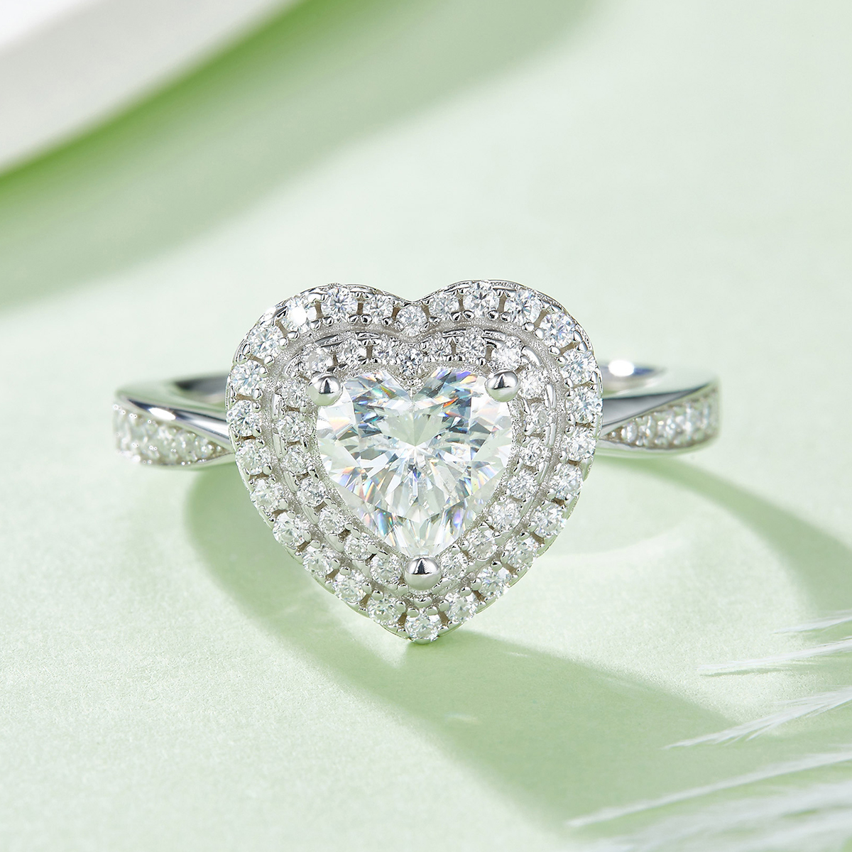 Heart-shaped Moissanite Set With Top-quality Moissanite Luxury And Fashionable Light