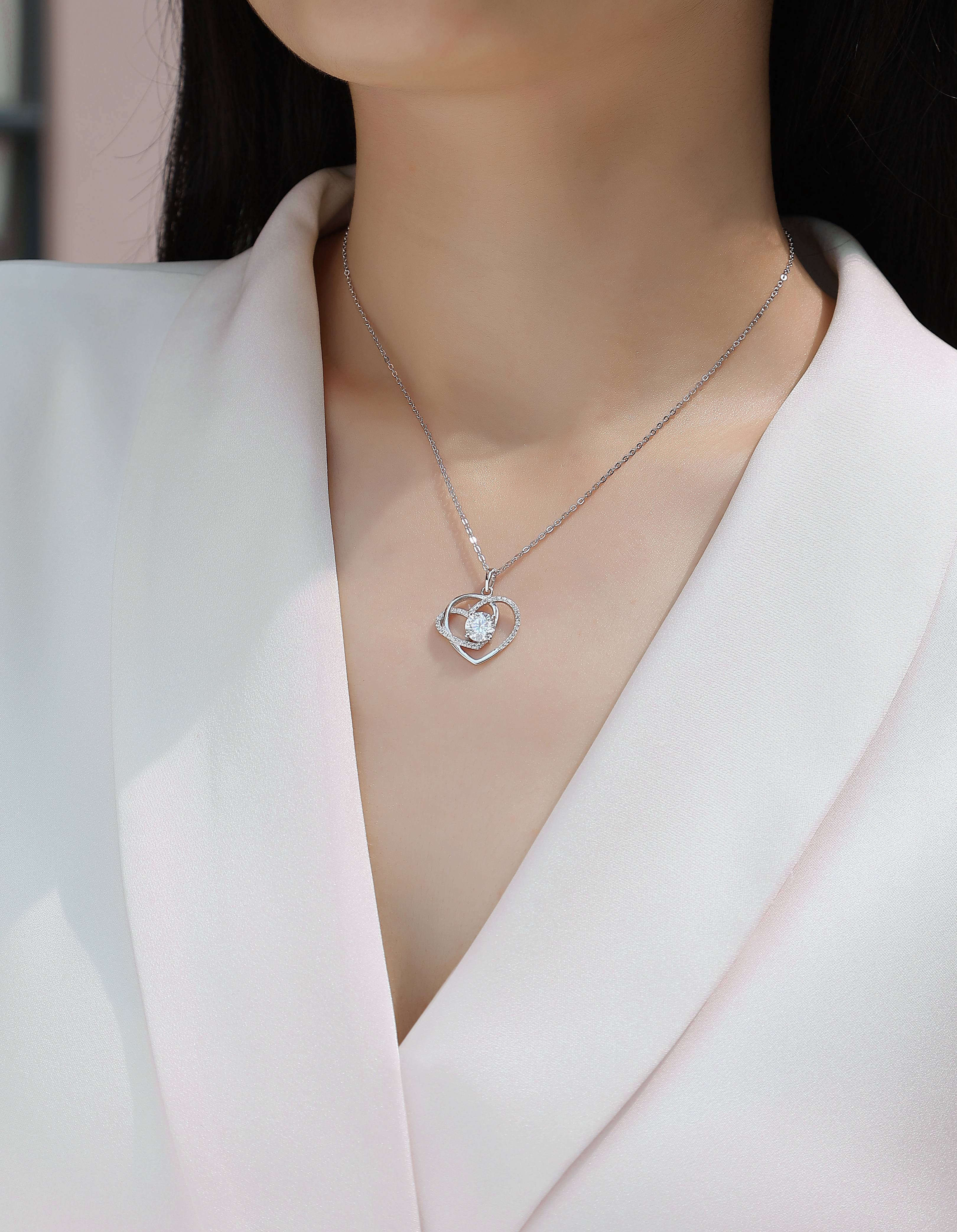 Heart To Heart - A Fashionable And Light Luxury Jewelry Pendant Necklace Set With