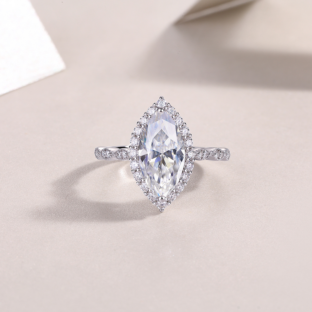 Heartbeat Mirror - A Wedding Ring Set With Top-quality Moissanite In Silver And