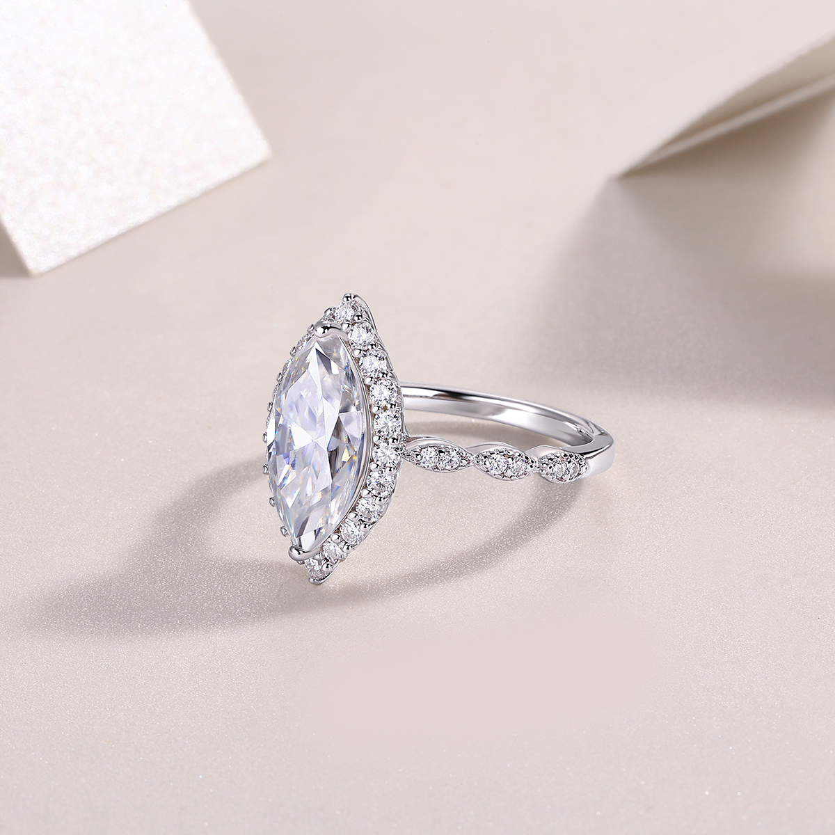 Heartbeat Mirror - A Wedding Ring Set With Top-quality Moissanite In Silver And