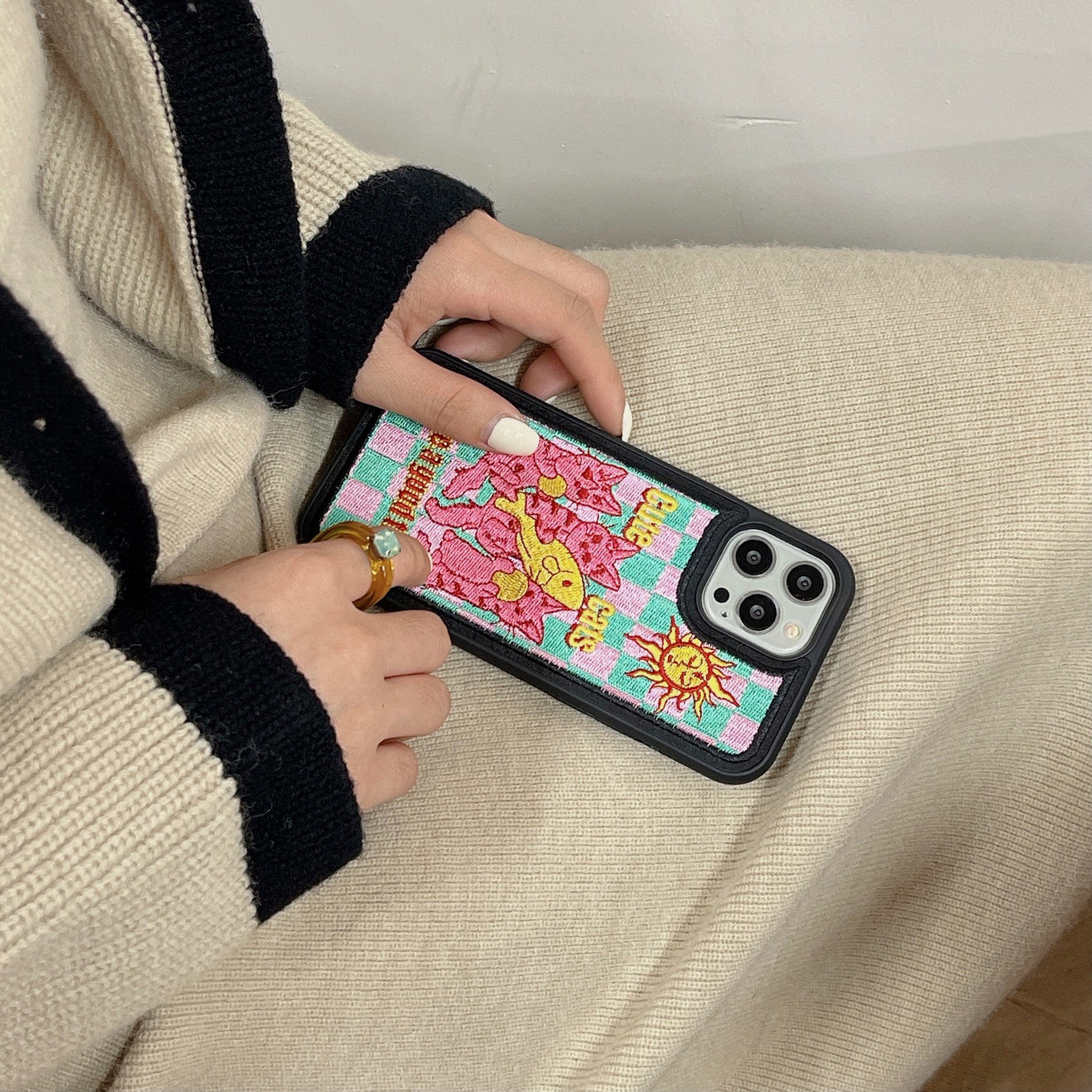 Innovation Of Heavy Industry Embroidery Cat Eating Fish Mobile Case
