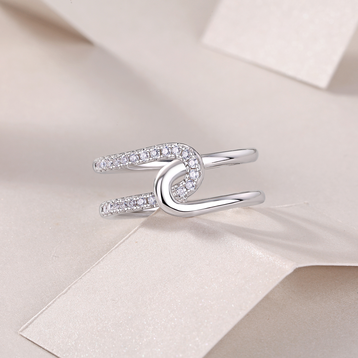 Interlocking - A Wedding Ring Set With Top-quality Moissanite Silver And Platinum-plated