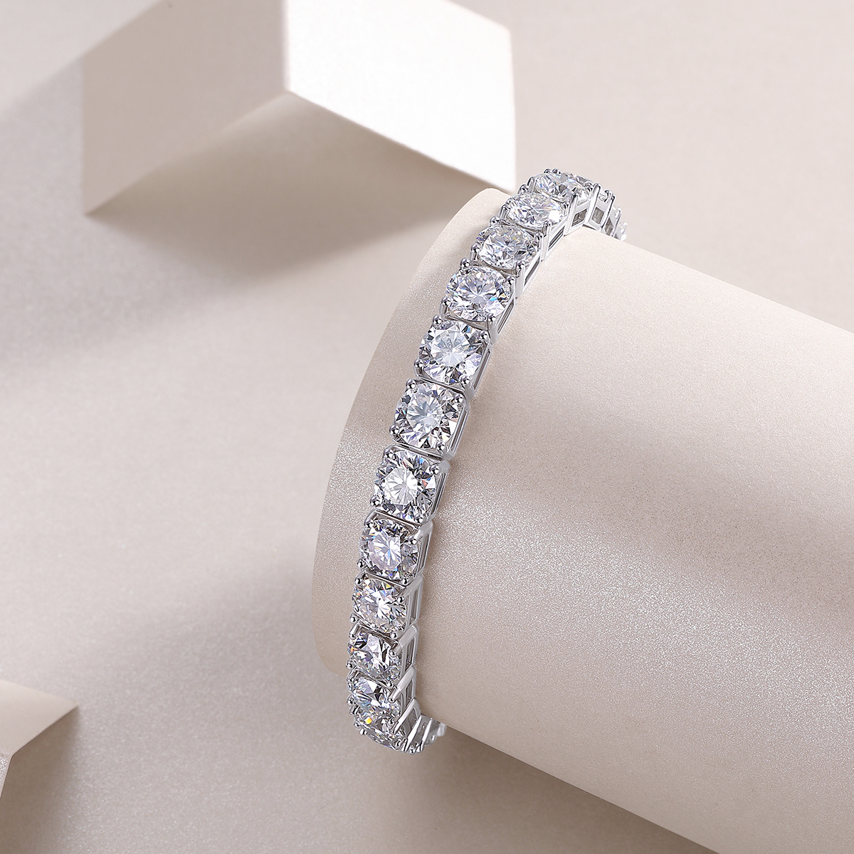 Large Gravitational Pull - A Fashionable And Light Luxury Jewelry Silver Bracelet Set With