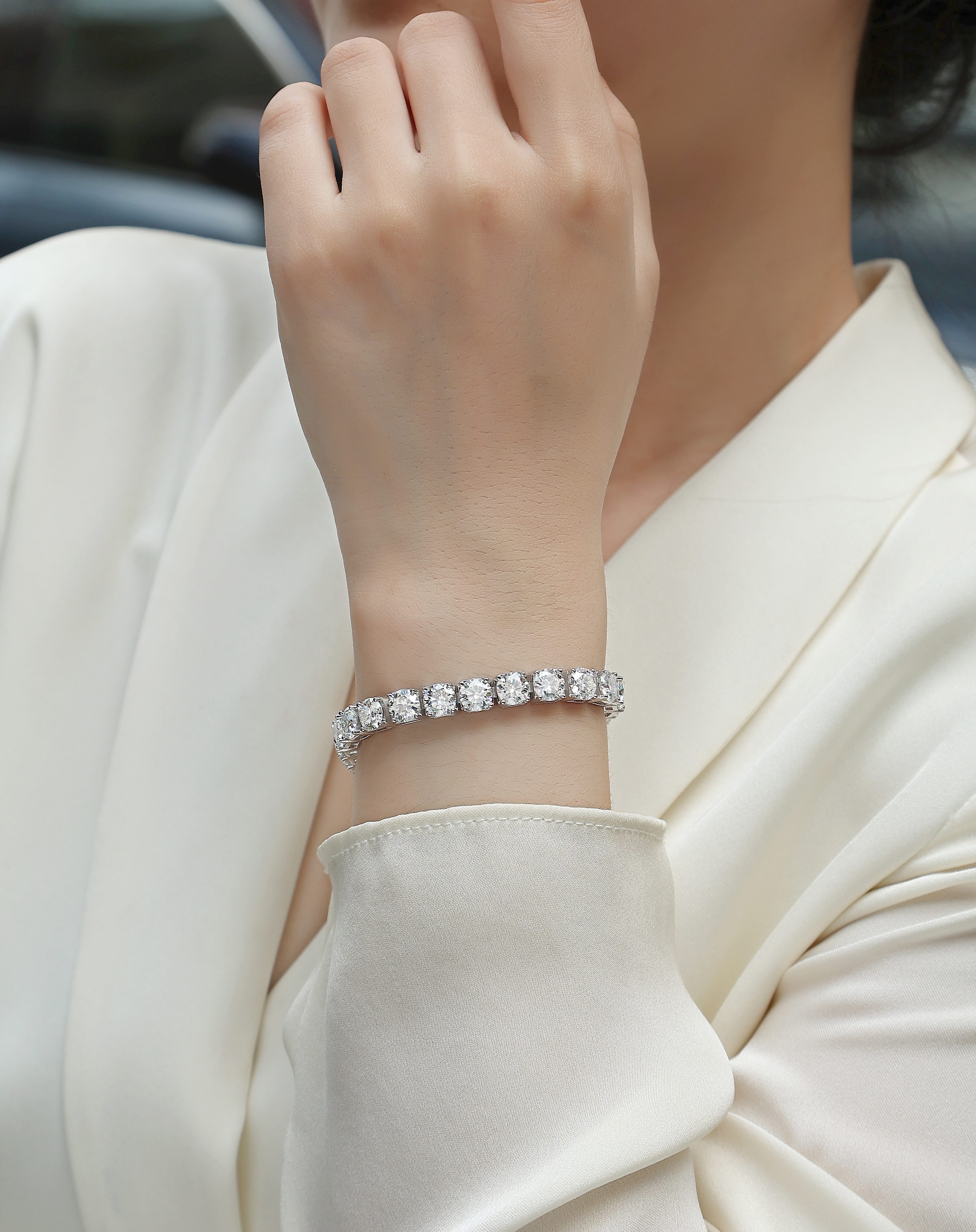 Large Gravitational Pull - A Fashionable And Light Luxury Jewelry Silver Bracelet Set With