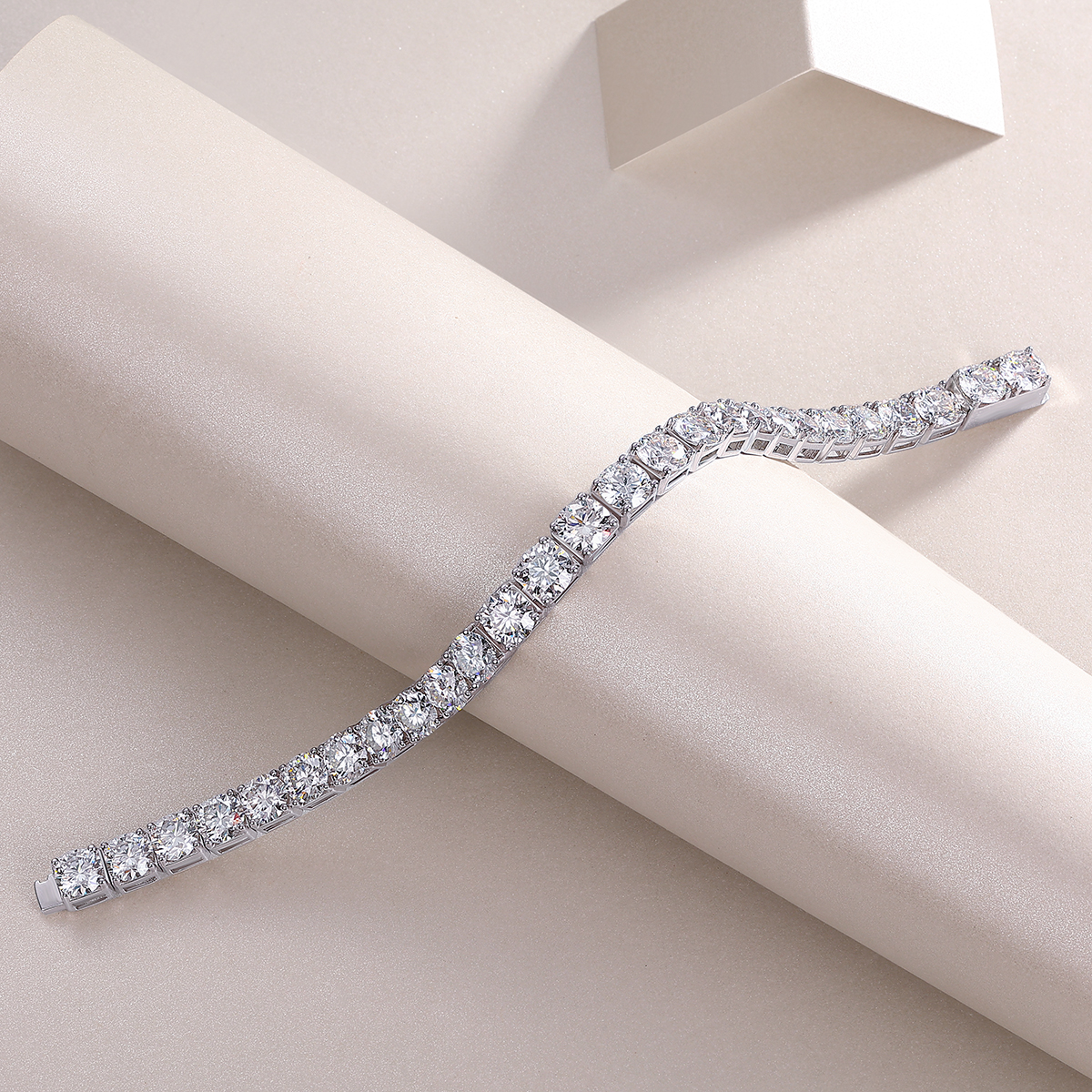 Large Gravitational Pull - A Fashionable And Light Luxury Jewelry Silver Bracelet Set With