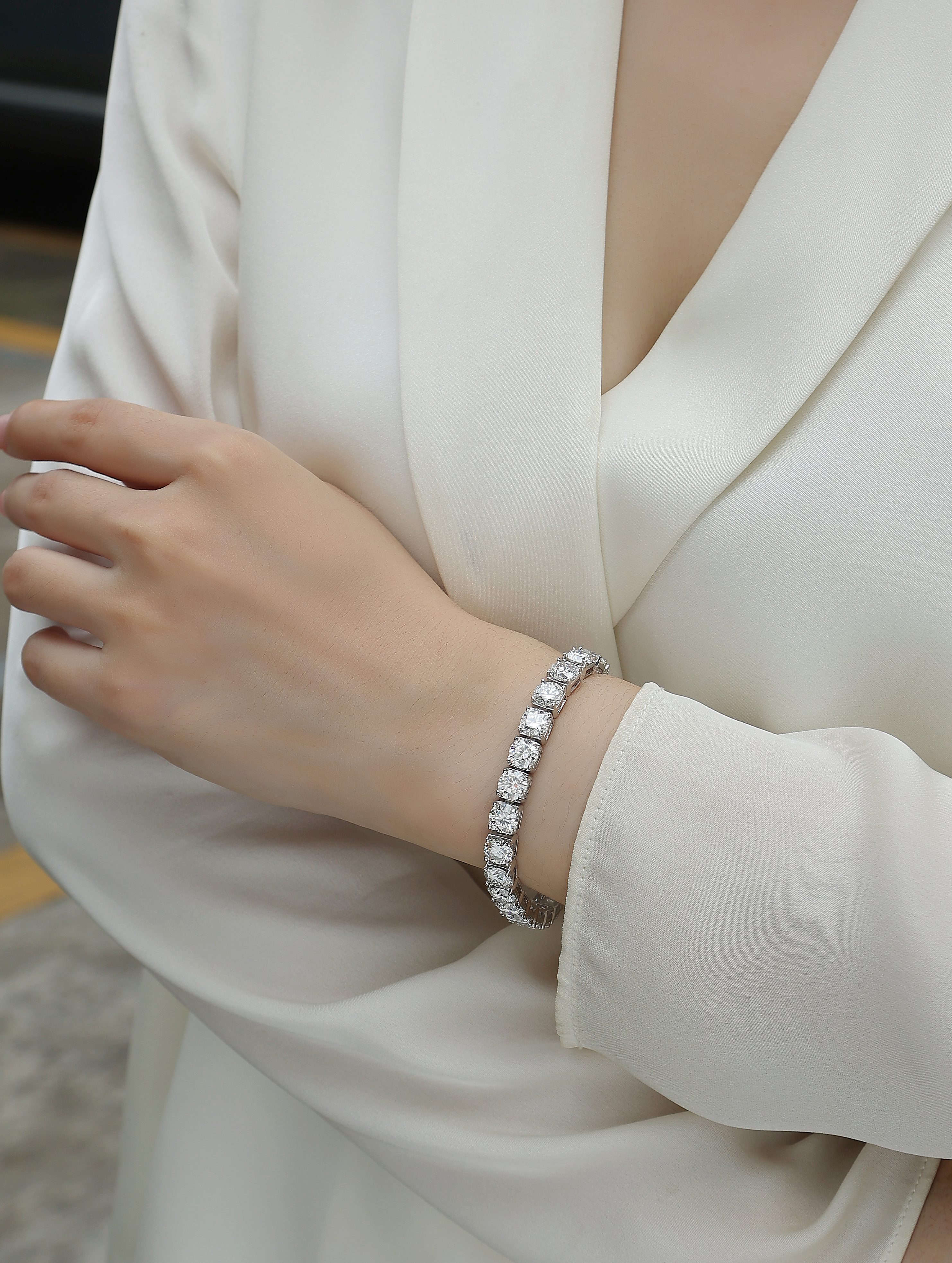 Large Gravitational Pull - A Fashionable And Light Luxury Jewelry Silver Bracelet Set With