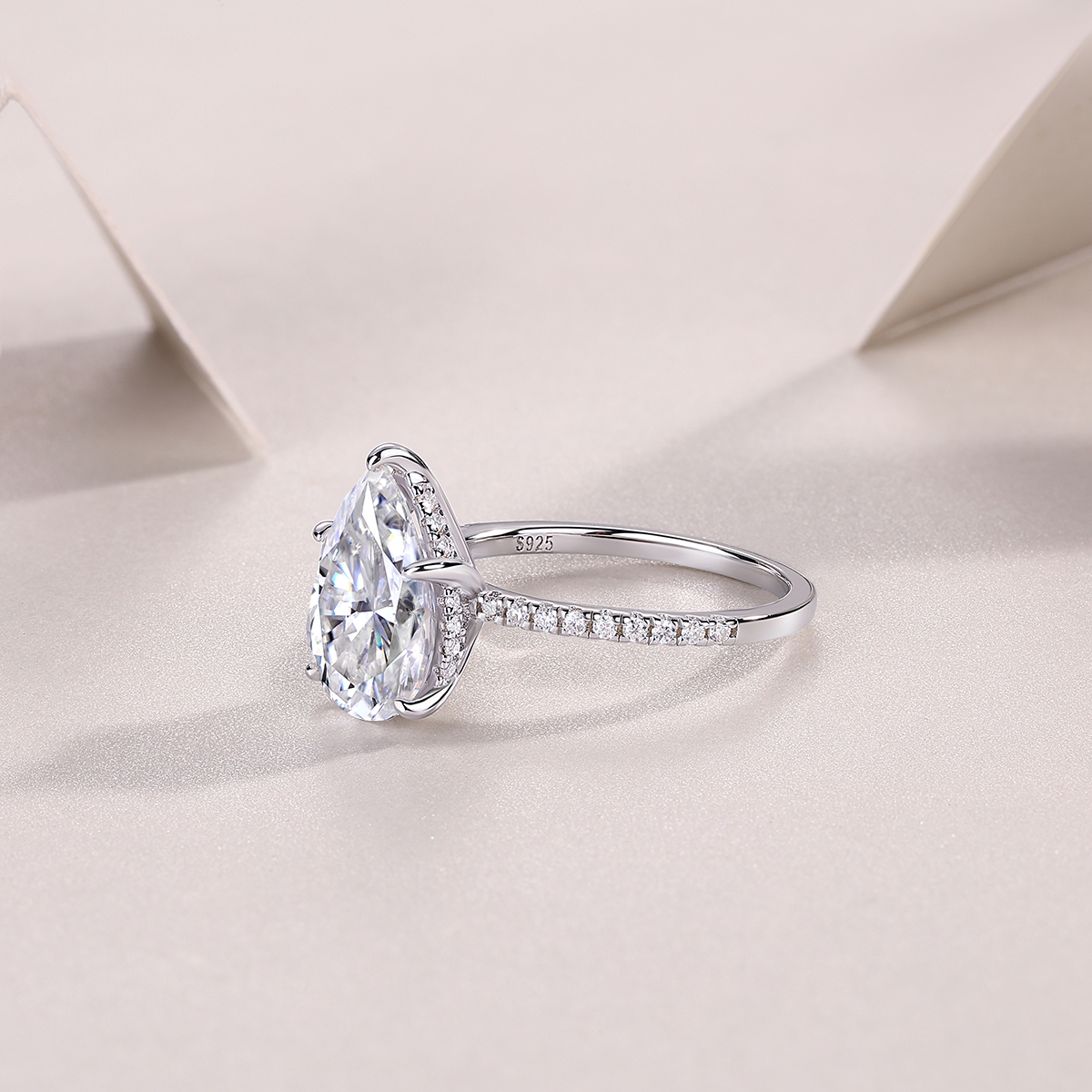 Light And Shadow - A Wedding Ring Set With Top-quality Pear-shaped Moissanite In Silver