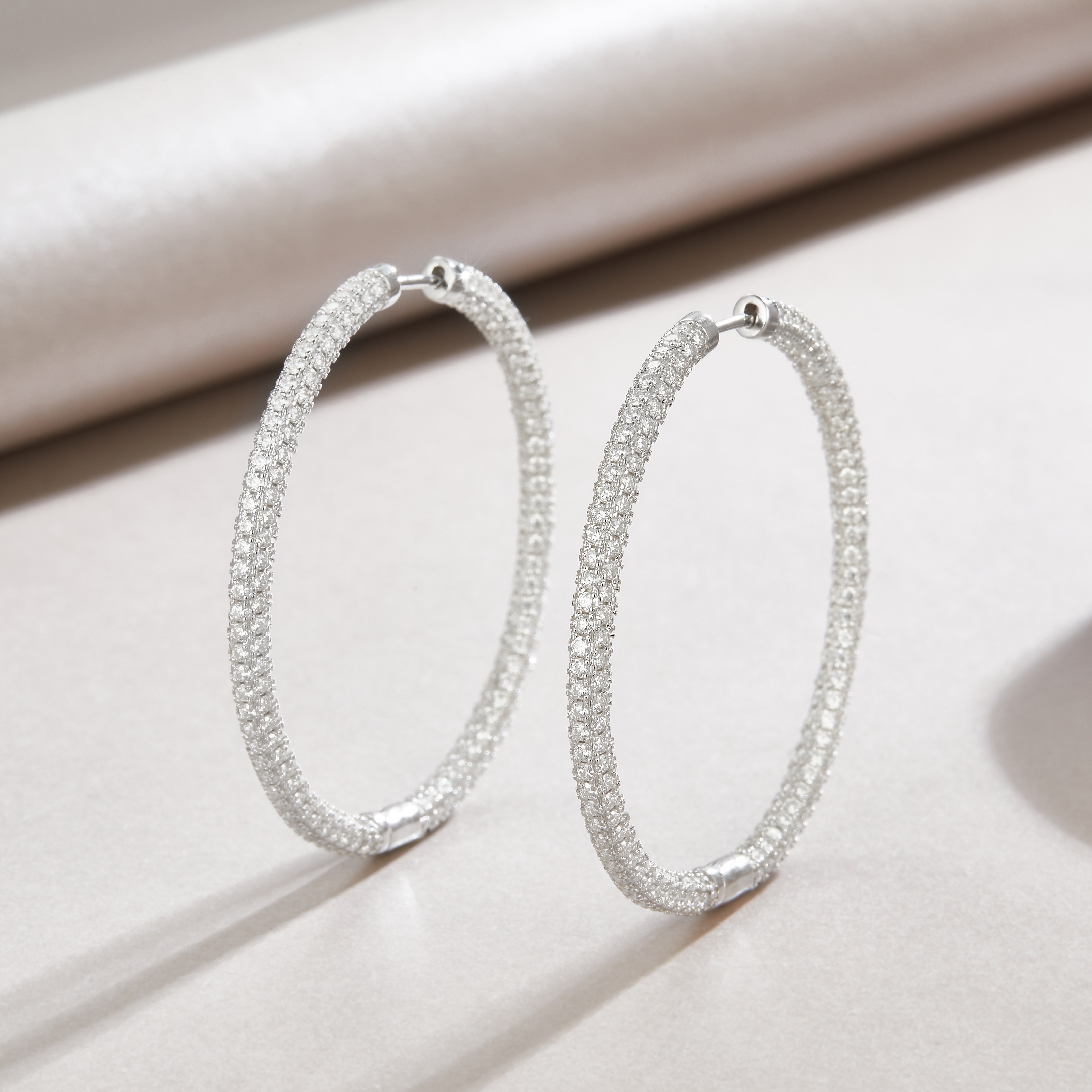Lustrous - A Fashionable And Trendy Accessory Set With Top-quality Moissanite Silver And