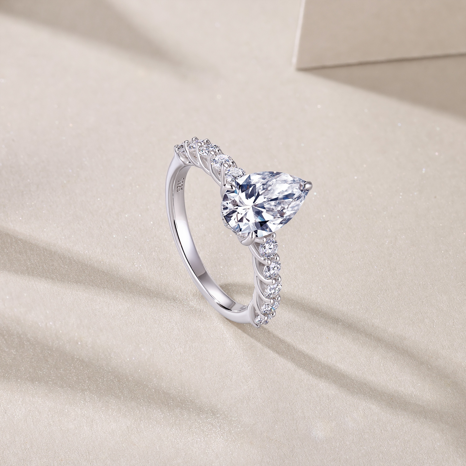 Moonlight Water Drop - A Wedding Ring Set With Top-quality Pear-shaped Moissanite In