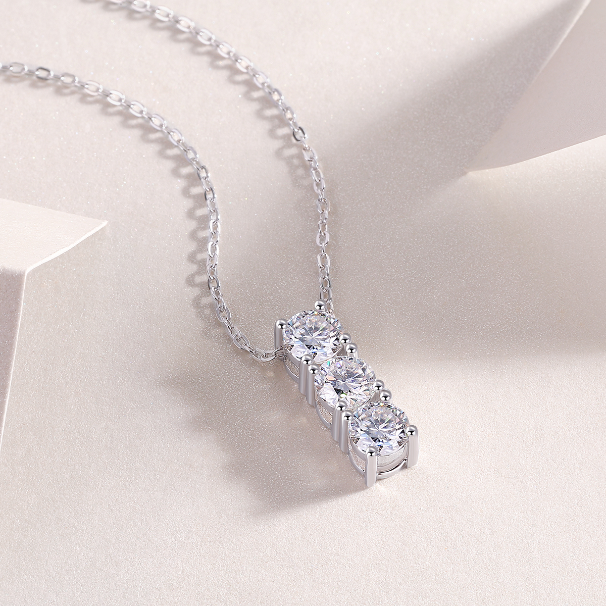 One-character Circle - A Fashionable And Light Luxury Jewelry Pendant Necklace Set With