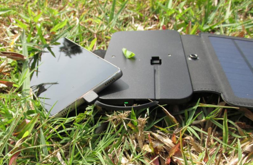 Outdoor 8W folding solar charger Direct charging collapsible solar package Off-road
