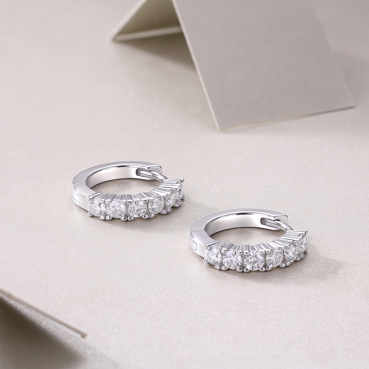 Pursuit: orecchini a bottone in argento Moissanite e placcati platino di alta qualità, alla moda