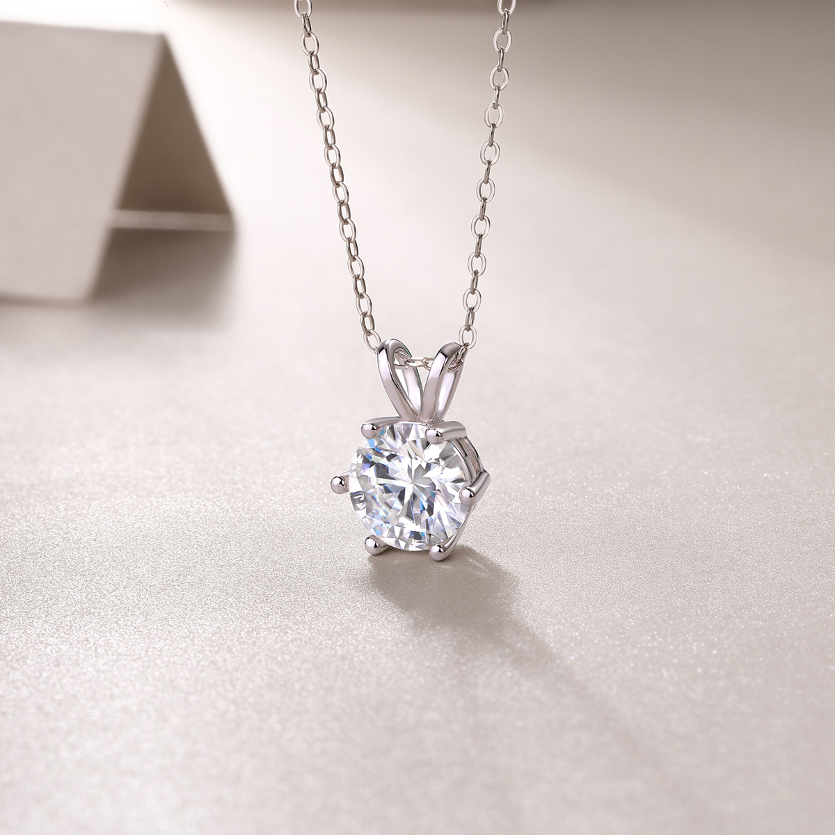 Romantic Mark: una collana pendente alla moda e alla moda con moissanite di alta qualità