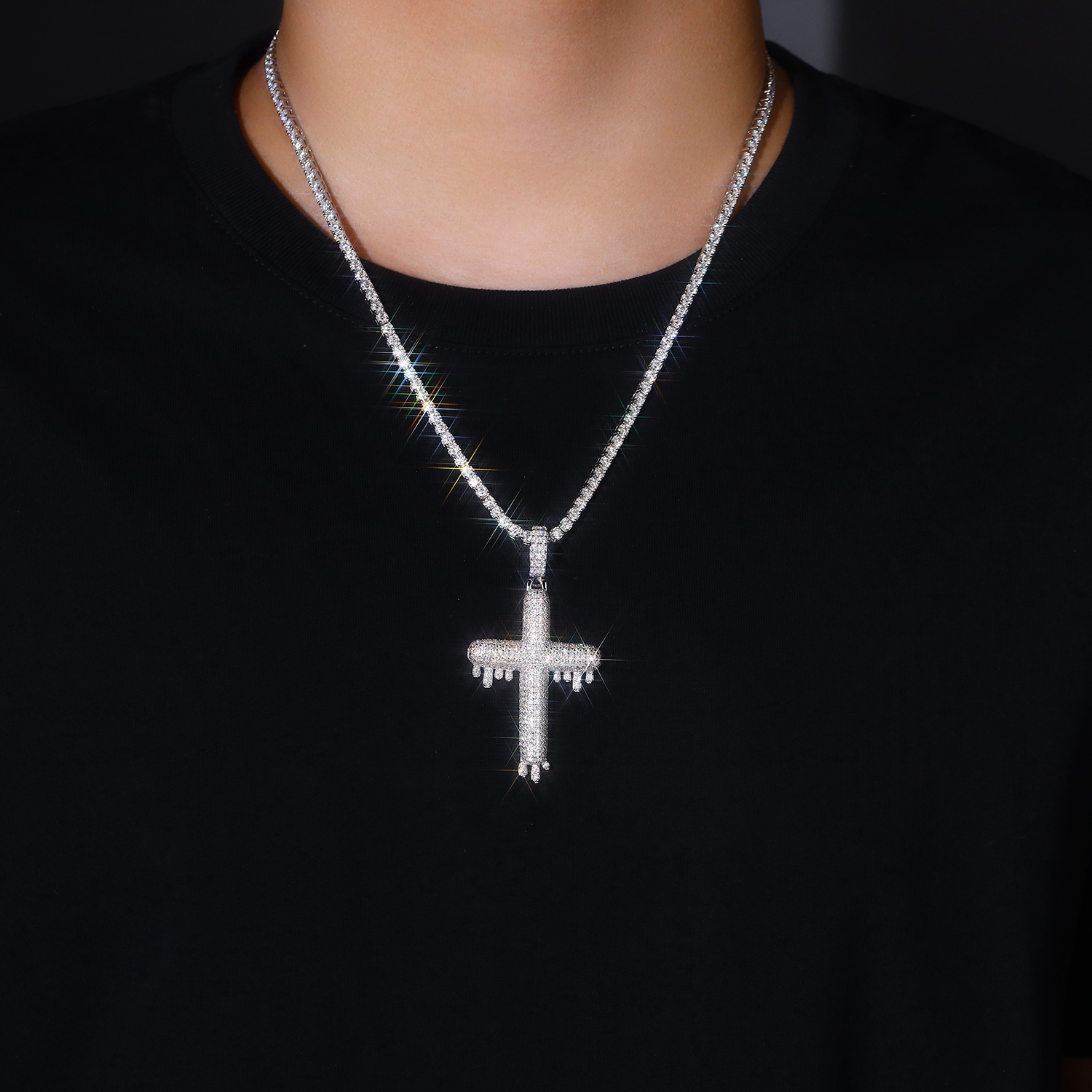 Incastonato con Moissanite di alta qualità, questo gioiello di tendenza lussuoso e alla moda