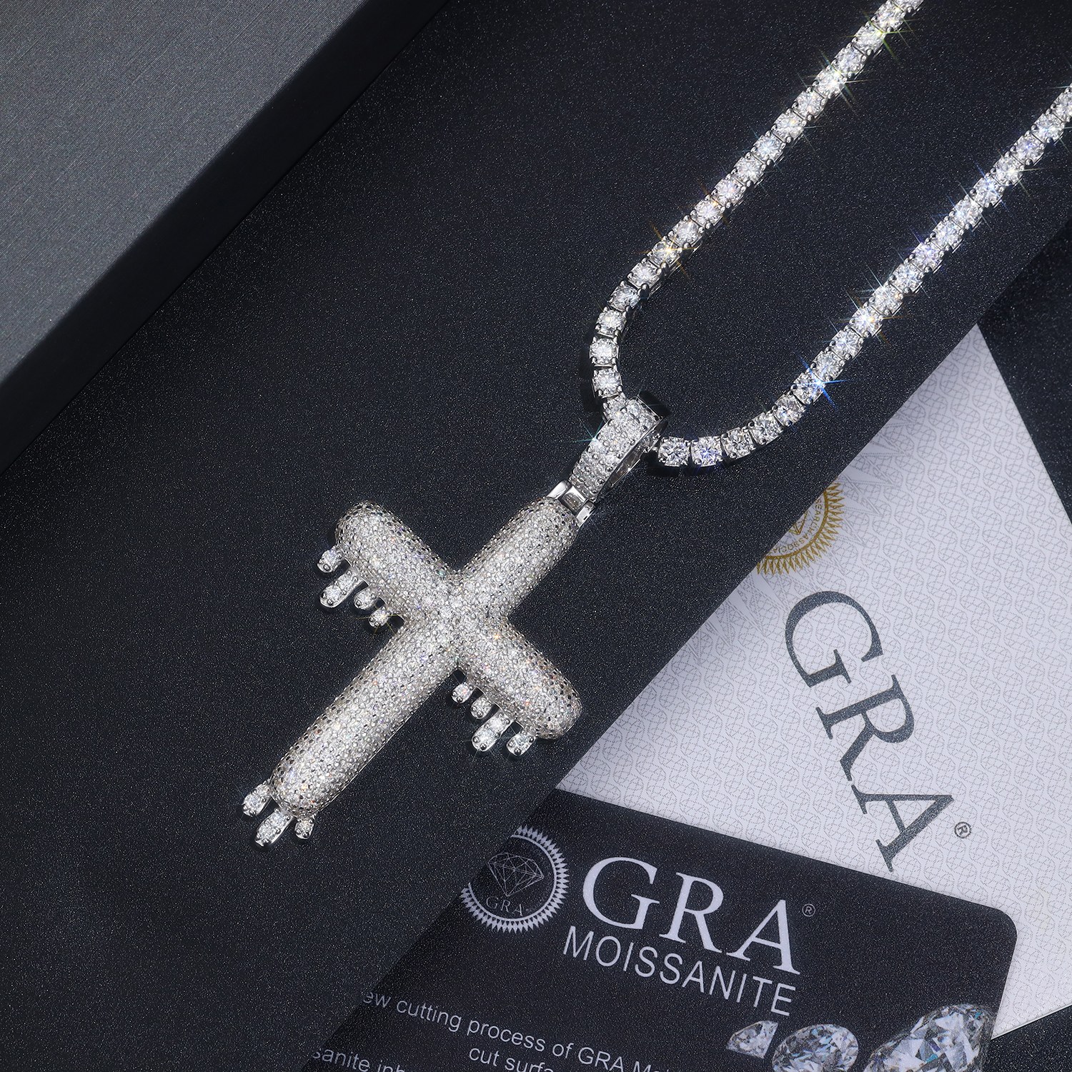 Incastonato con Moissanite di alta qualità, questo gioiello di tendenza lussuoso e alla moda