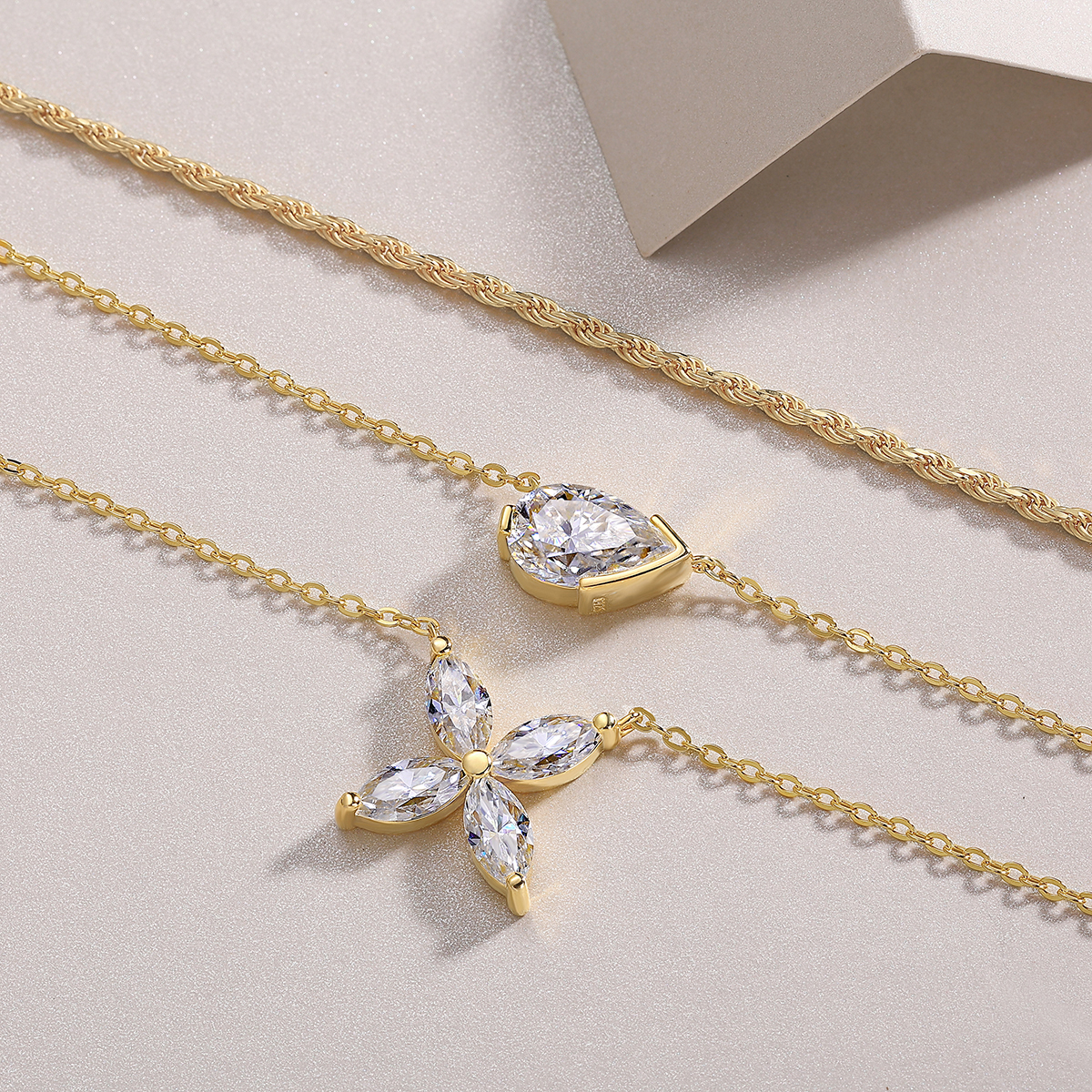Collana a strati in argento placcato oro, moissanite D-VVS1 a pera da 7x11 mm, catena tripla da 10,8 g