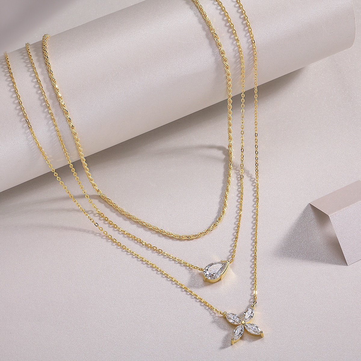 Collana a strati in argento placcato oro, moissanite D-VVS1 a pera da 7x11 mm, catena tripla da 10,8 g