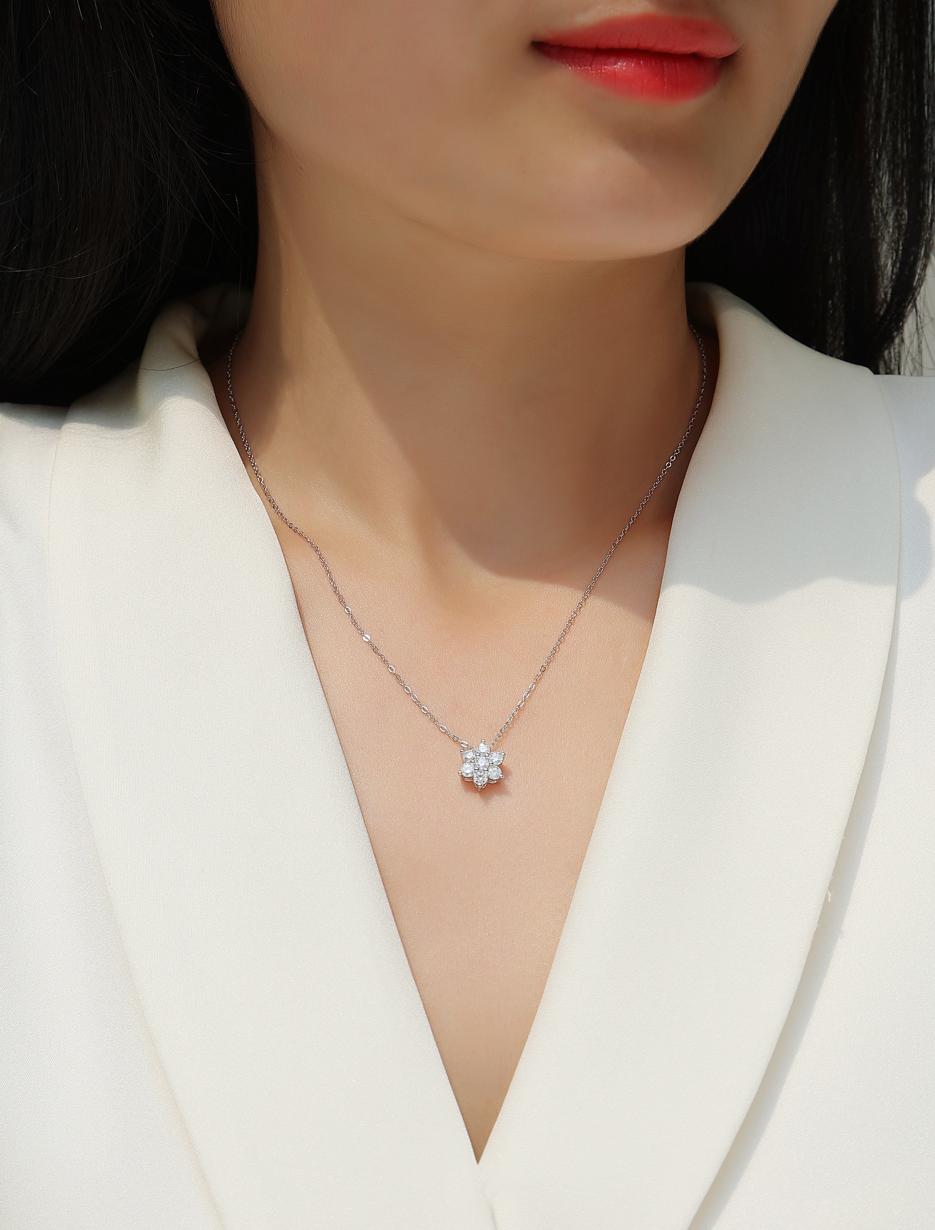 Snowflake Fluttering - A Fashionable And Light Luxury Jewelry Pendant Necklace Set With