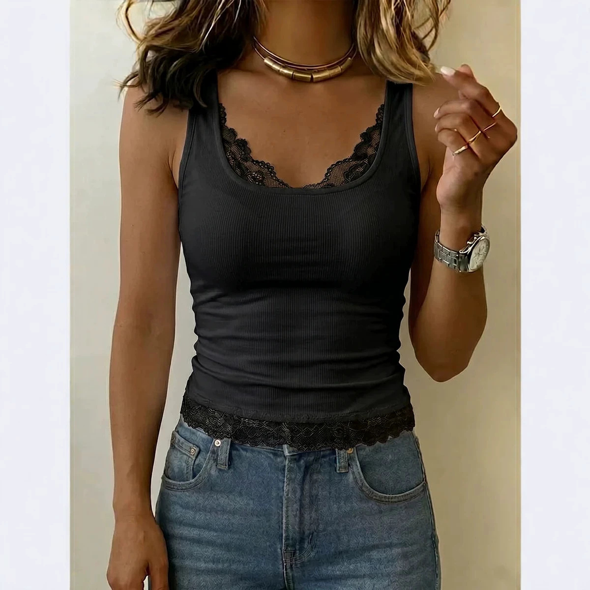Einfarbiges Tanktop mit Spitzenbesatz