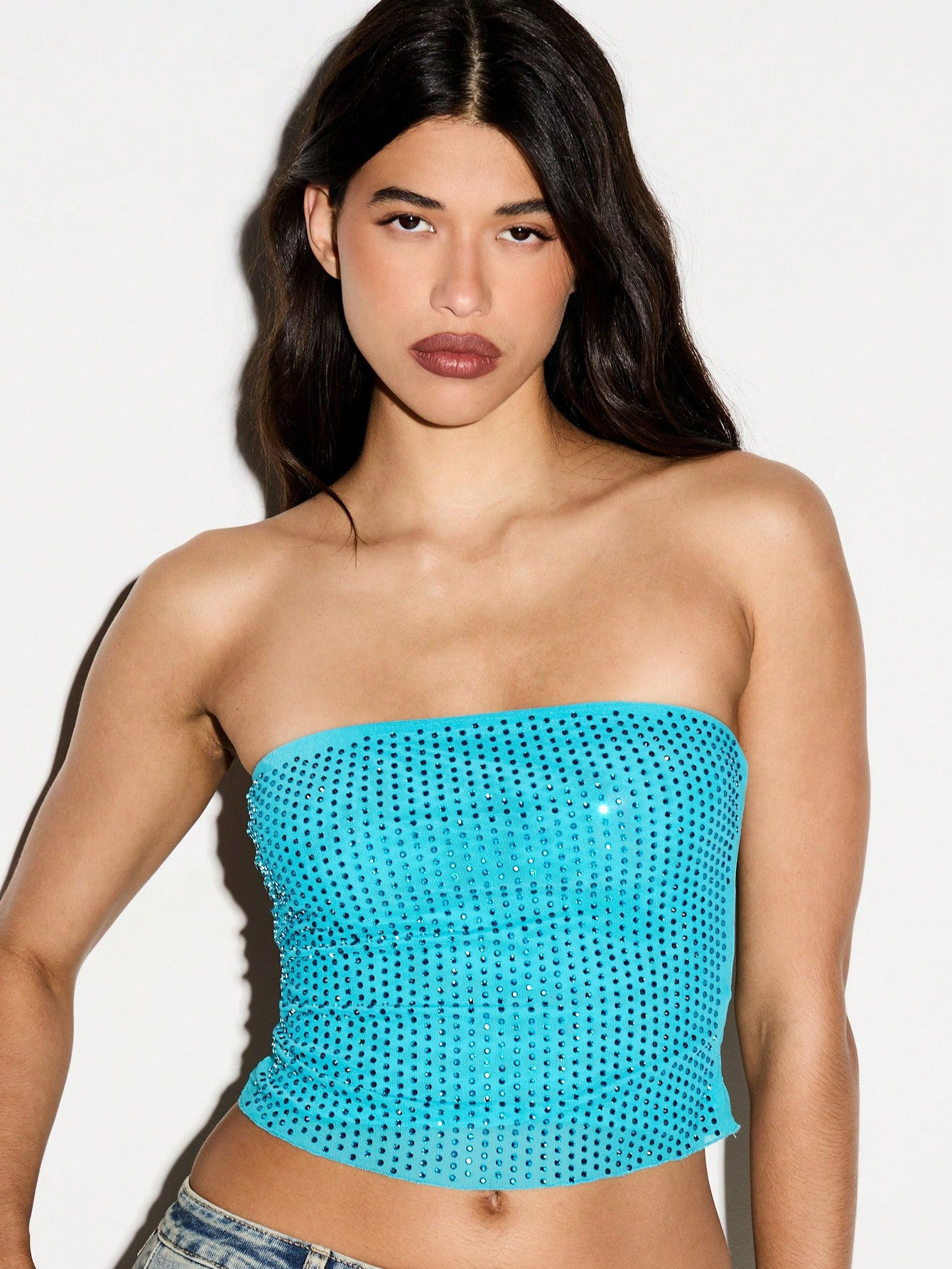 Trägerloses, schmal geschnittenes Damen-Kurztop aus Netzstoff mit glitzernden Strasssteinen