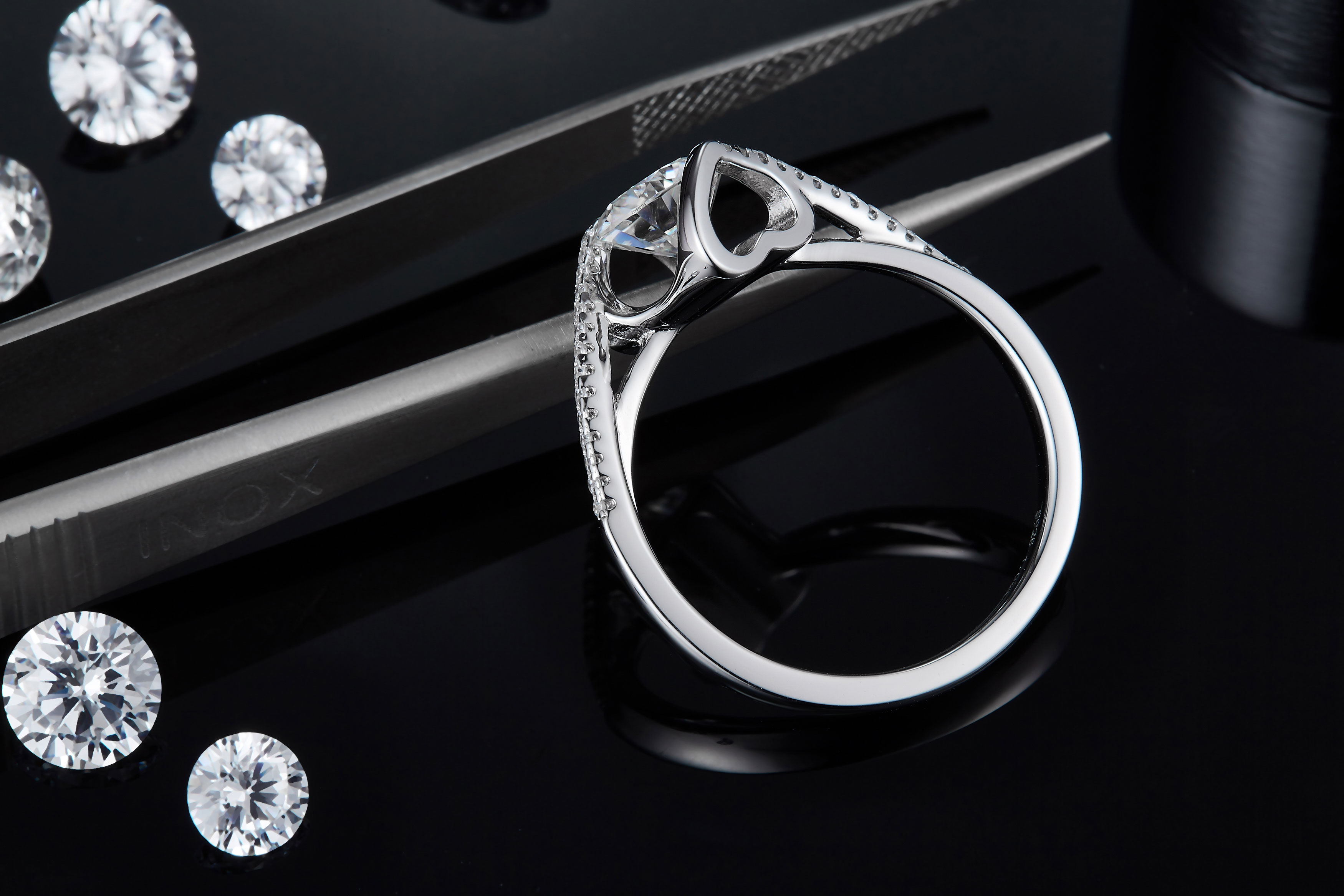 Verlobungsring aus Sterlingsilber mit 1 Karat Moissanit, runder Schliff D-VVS1 mit Herzfassung und Pavé-Fassung