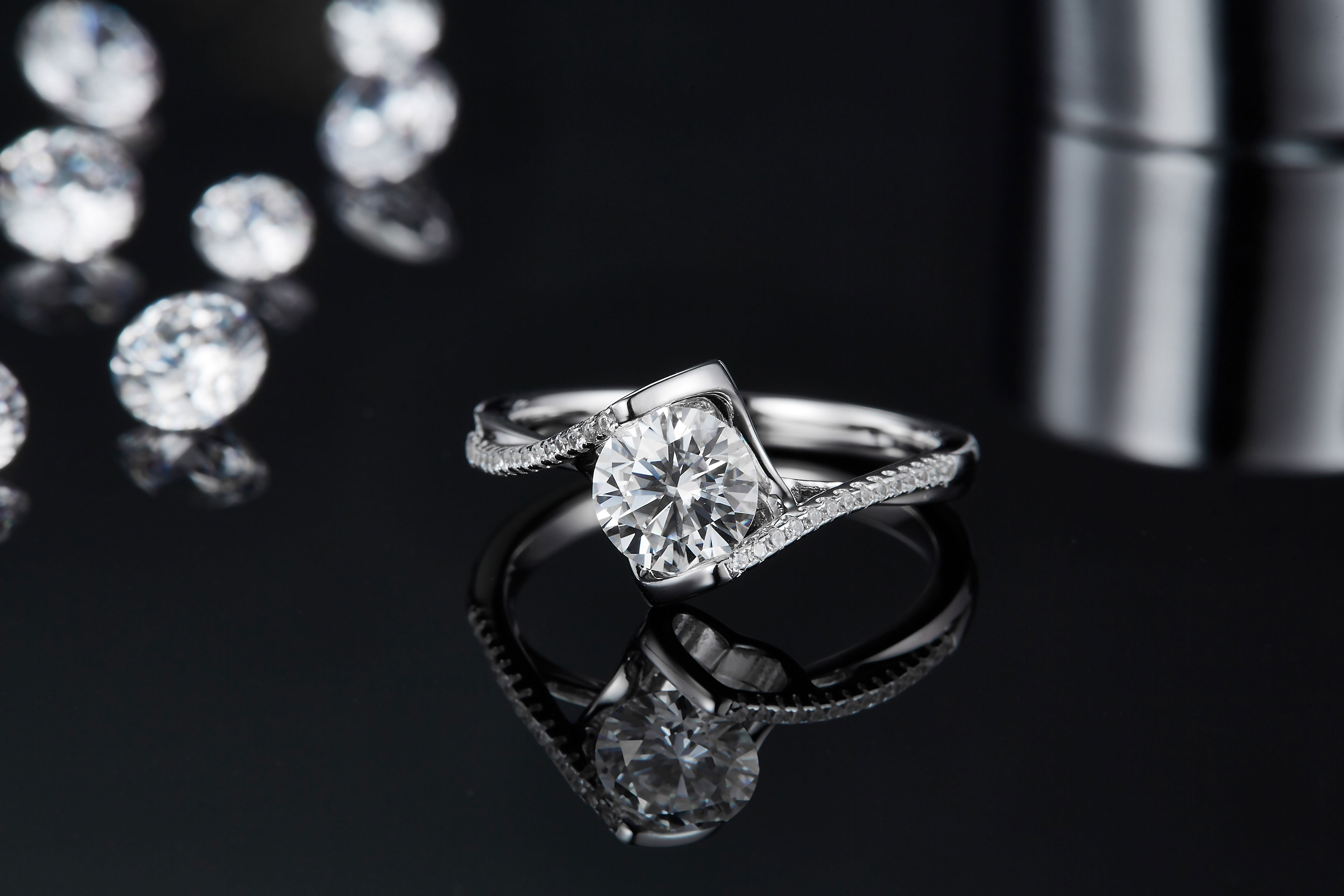 Verlobungsring aus Sterlingsilber mit 1 Karat Moissanit, runder Schliff D-VVS1 mit Herzfassung und Pavé-Fassung