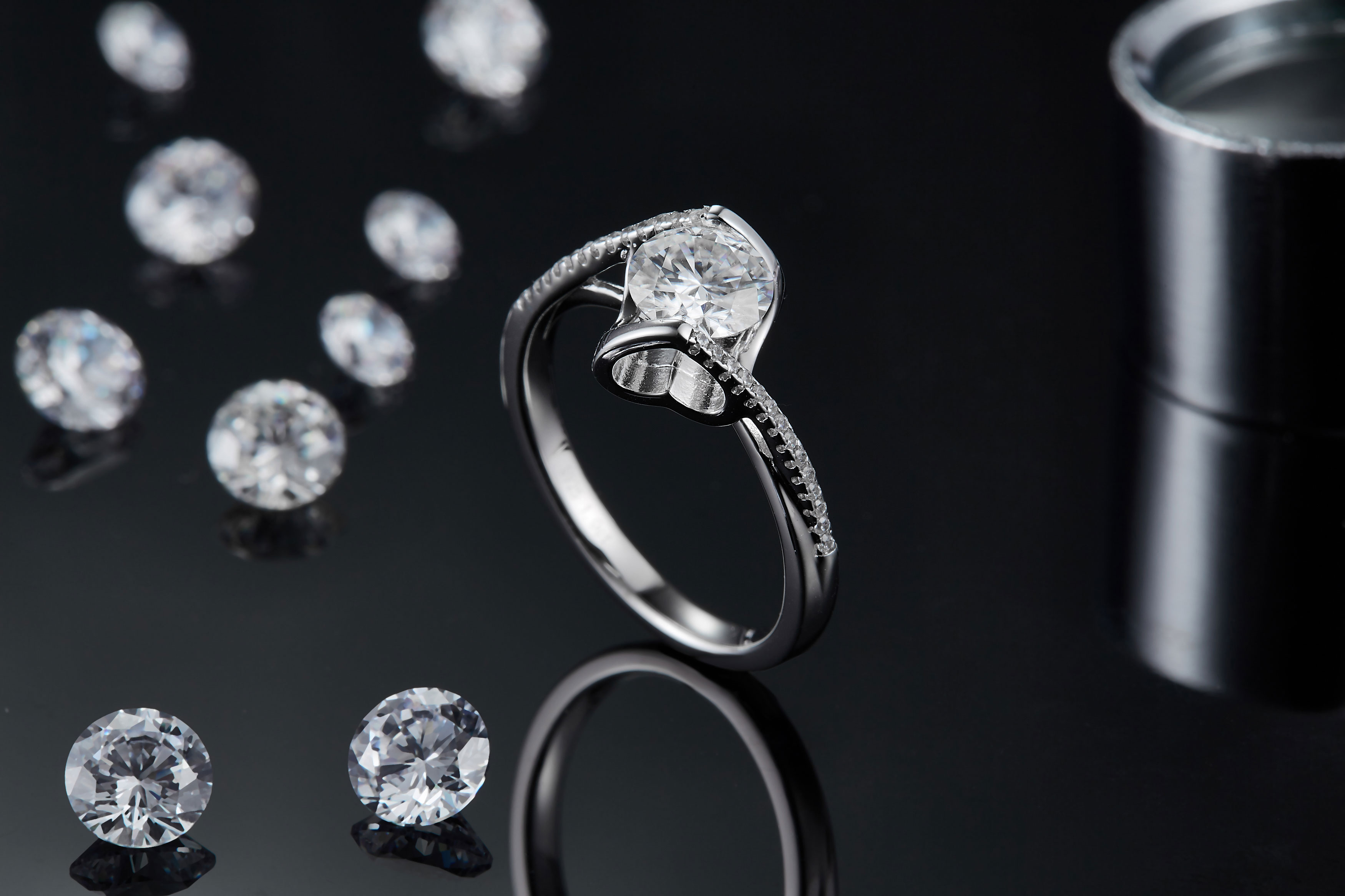 Verlobungsring aus Sterlingsilber mit 1 Karat Moissanit, runder Schliff D-VVS1 mit Herzfassung und Pavé-Fassung