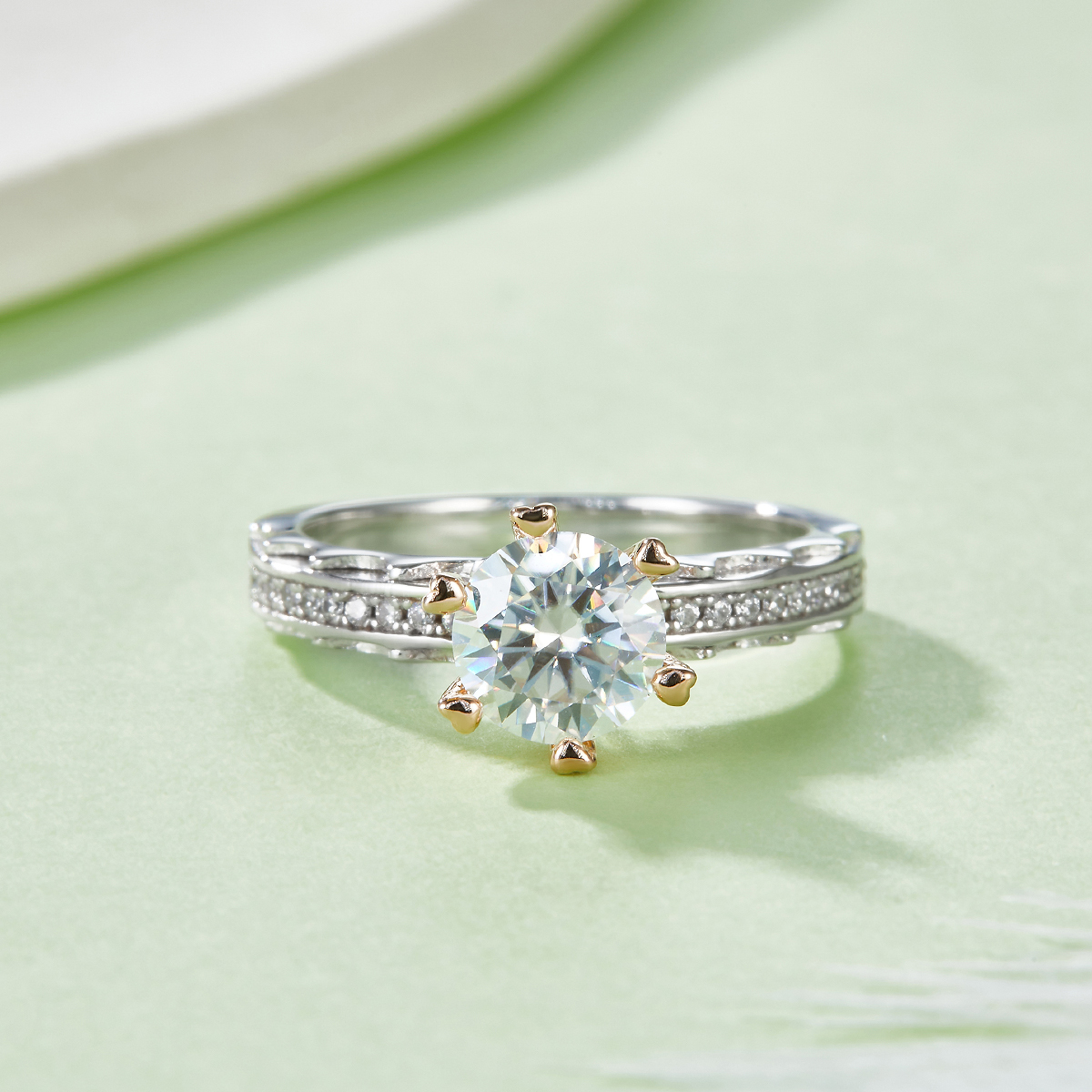 1 Karat Moissanit-Ring aus Sterlingsilber, 6,5 mm Rundschliff mit goldenen Herzzinken, Pavé-Band, USA
