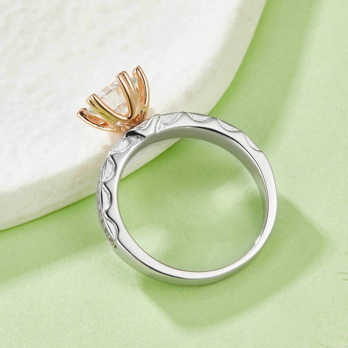 1 Karat Moissanit-Ring aus Sterlingsilber, 6,5 mm Rundschliff mit goldenen Herzzinken, Pavé-Band, USA