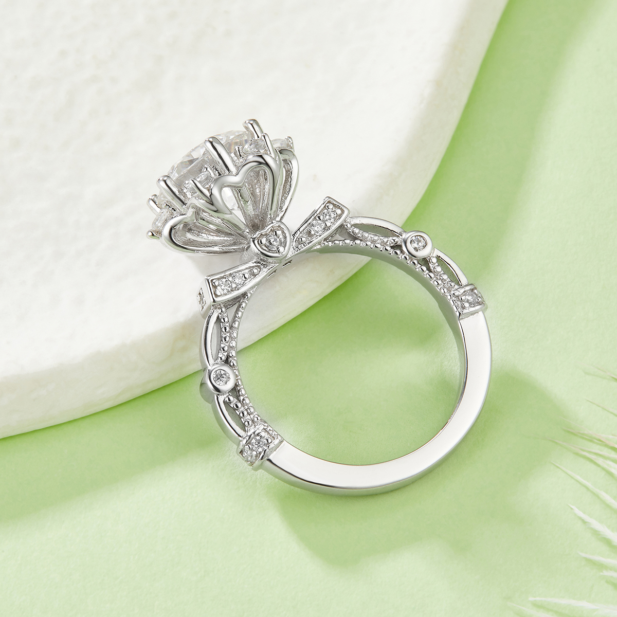 Ring aus Sterlingsilber mit 2 Karat Moissanit, 8 mm geteilter D-VVS1-Stern-Halo-Schaft, platiniert in den USA