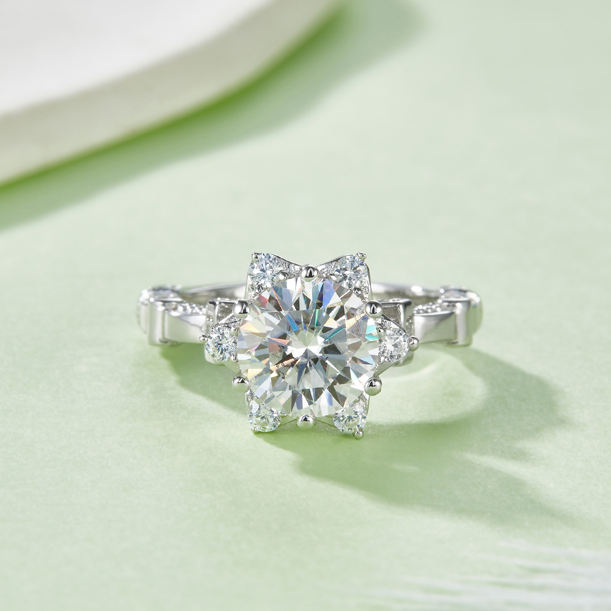 Ring aus Sterlingsilber mit 2 Karat Moissanit, 8 mm geteilter D-VVS1-Stern-Halo-Schaft, platiniert in den USA