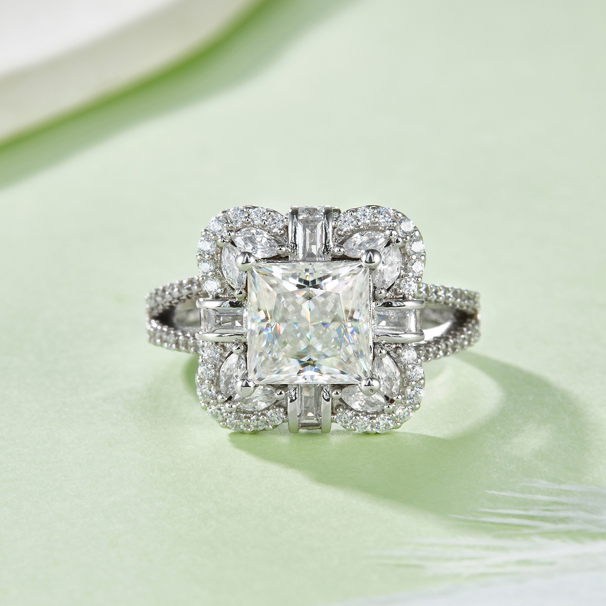 Bague moissanite taille princesse 2 carats en argent sterling, halo de cluster D-VVS1 avec tige fendue