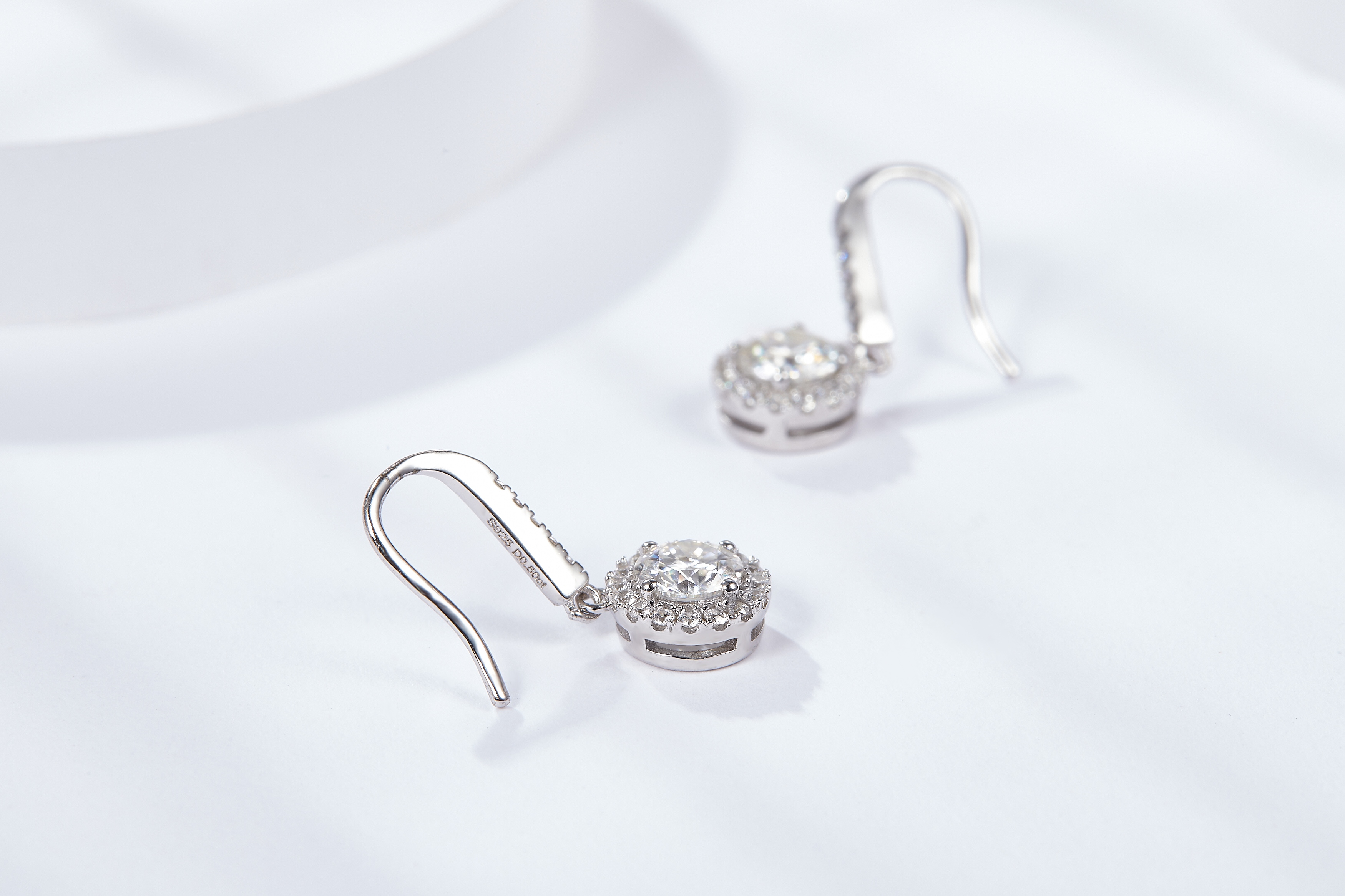Orecchini pendenti Halo in argento sterling con moissanite da 0,5 o 1 ct, goccia a gancio lungo placcato in platino