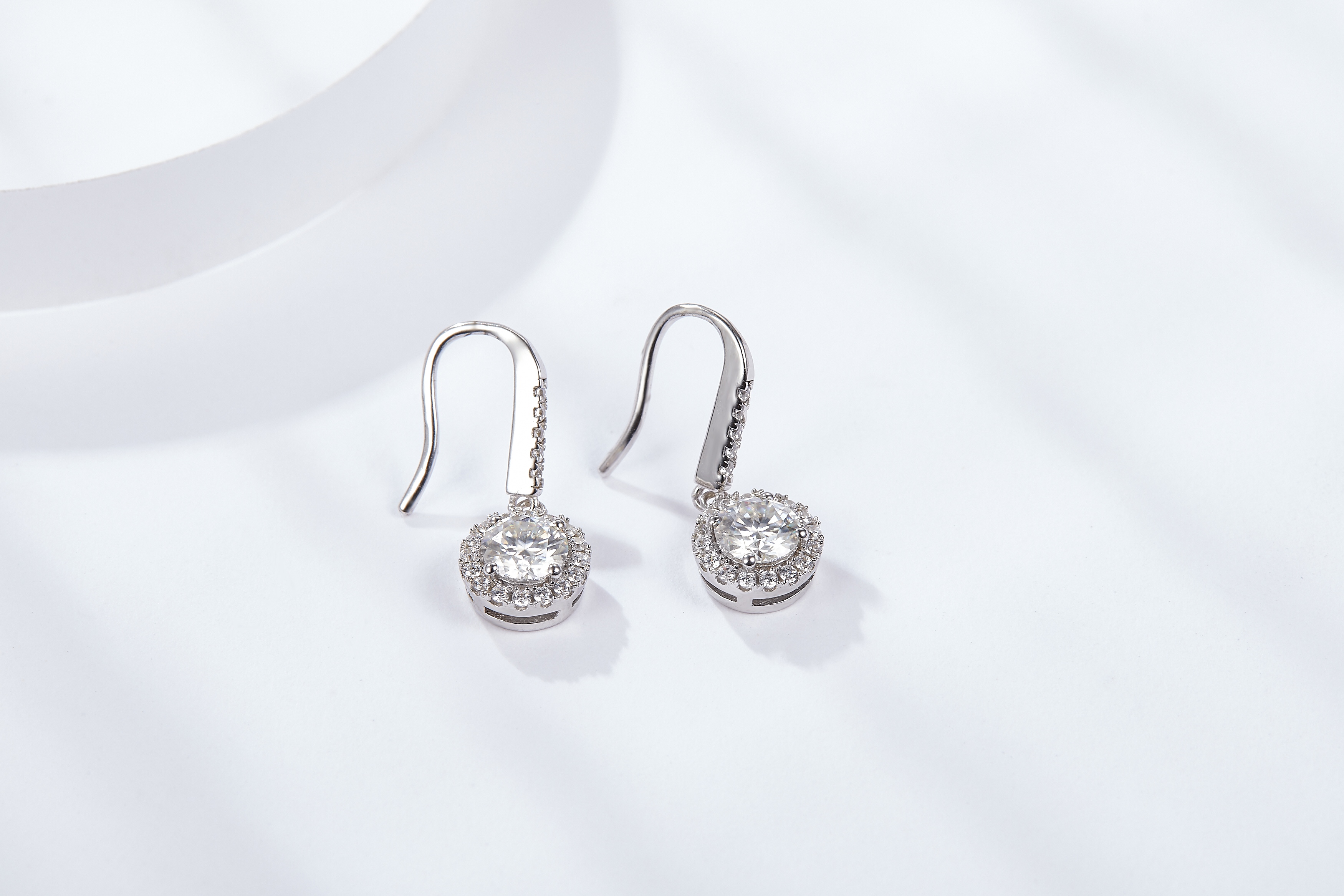 Orecchini pendenti Halo in argento sterling con moissanite da 0,5 o 1 ct, goccia a gancio lungo placcato in platino