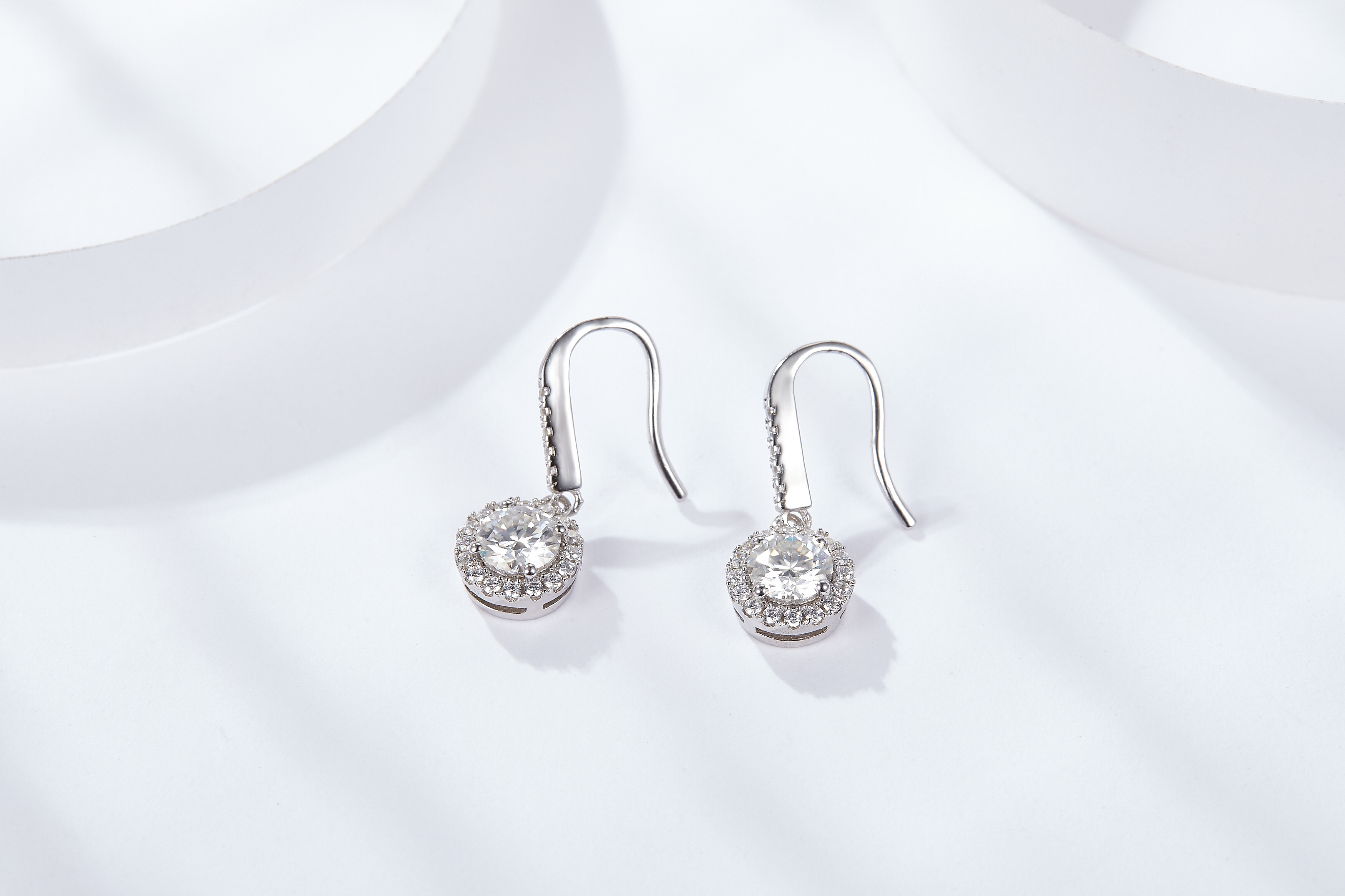 Orecchini pendenti Halo in argento sterling con moissanite da 0,5 o 1 ct, goccia a gancio lungo placcato in platino
