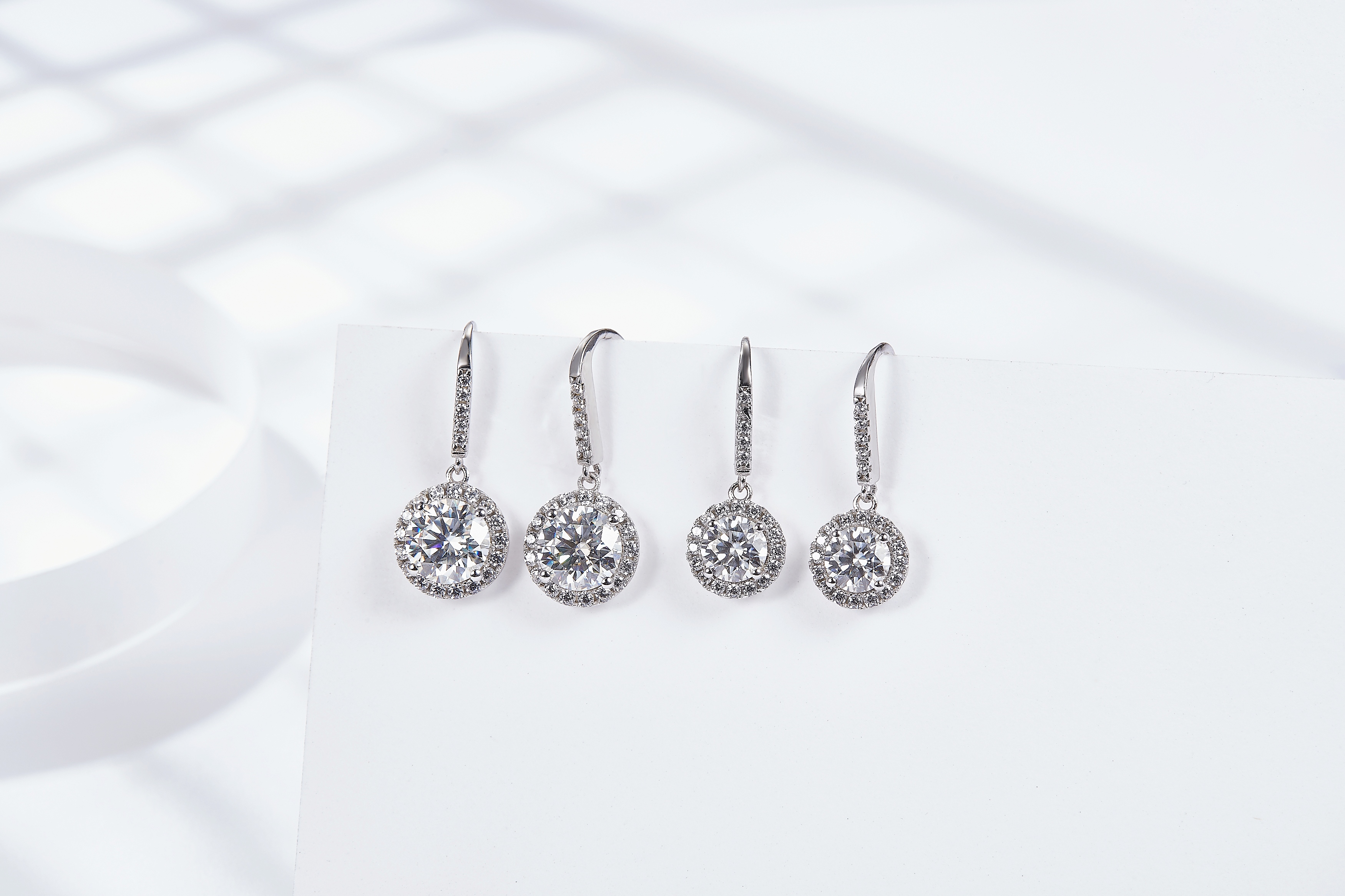 Orecchini pendenti Halo in argento sterling con moissanite da 0,5 o 1 ct, goccia a gancio lungo placcato in platino