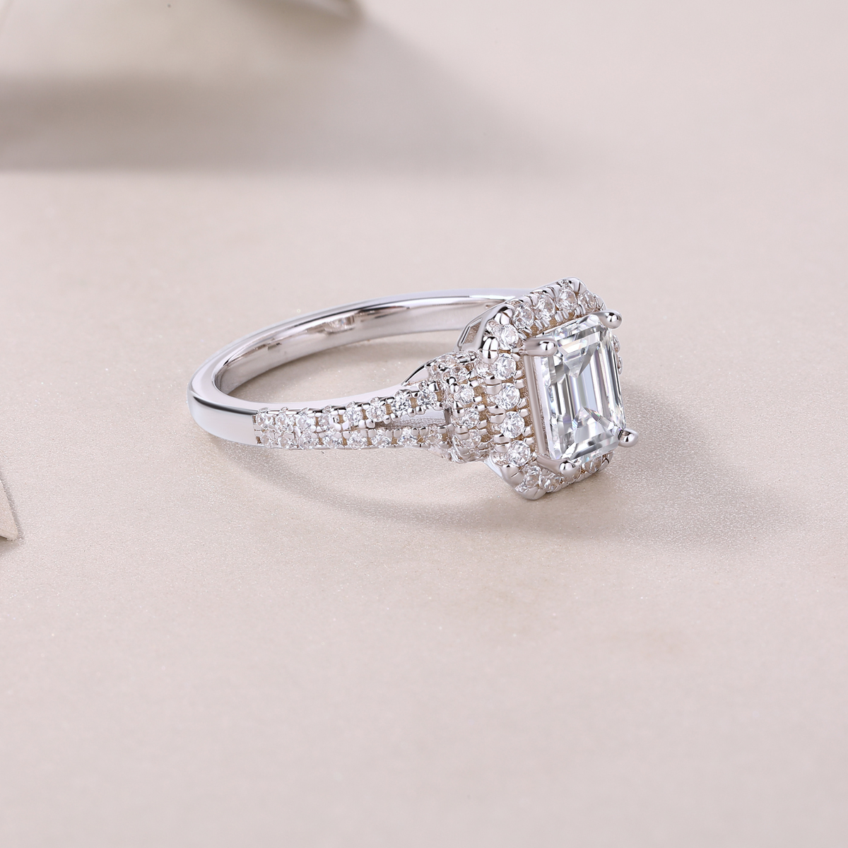 The Box For Storing Dreams - A Wedding Ring Set With Top-quality Moissanite, Silver And