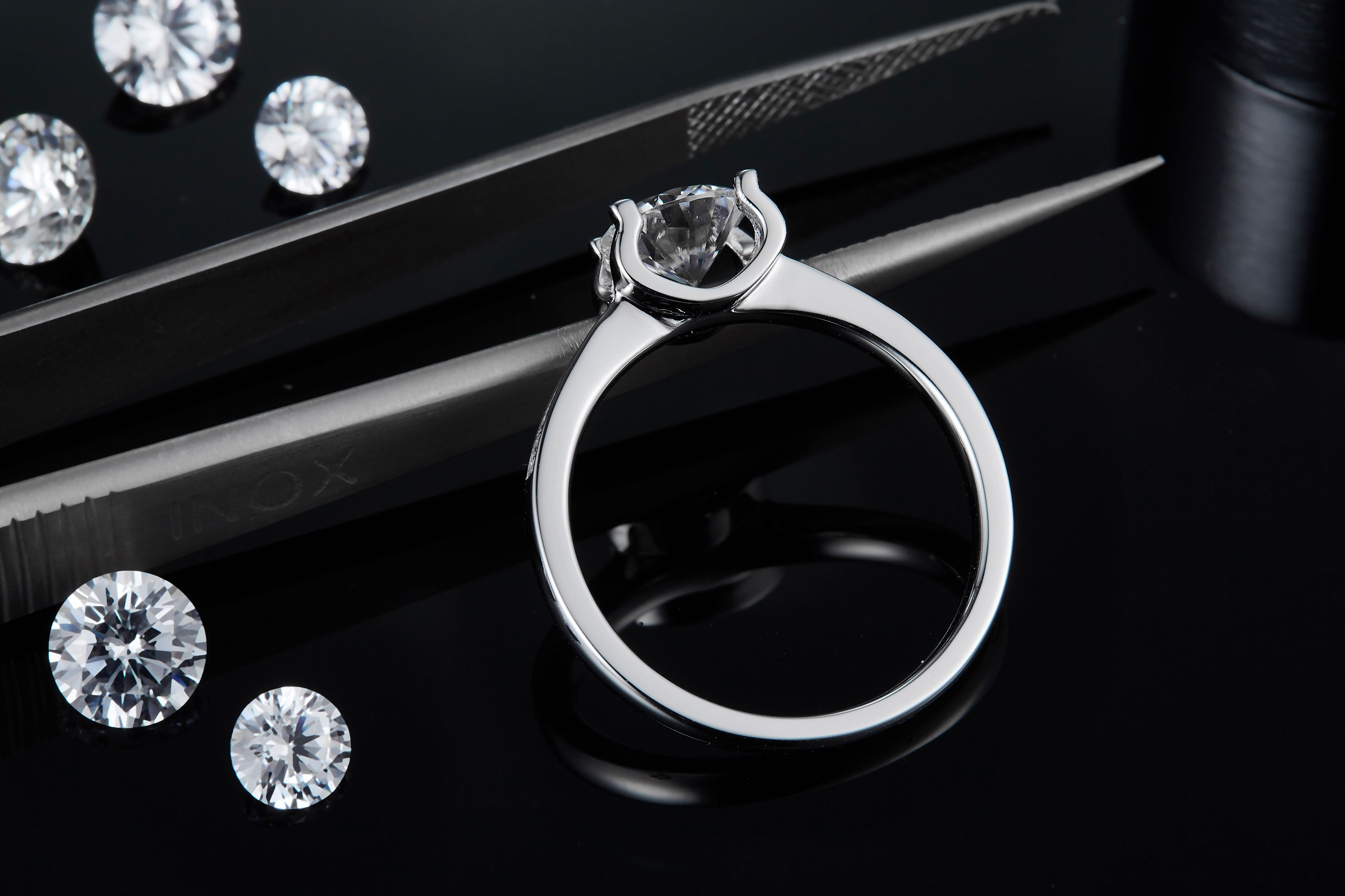 The Claw Of Light And Shadow - A Wedding Ring Set With 1-carat Top-quality Moissanite