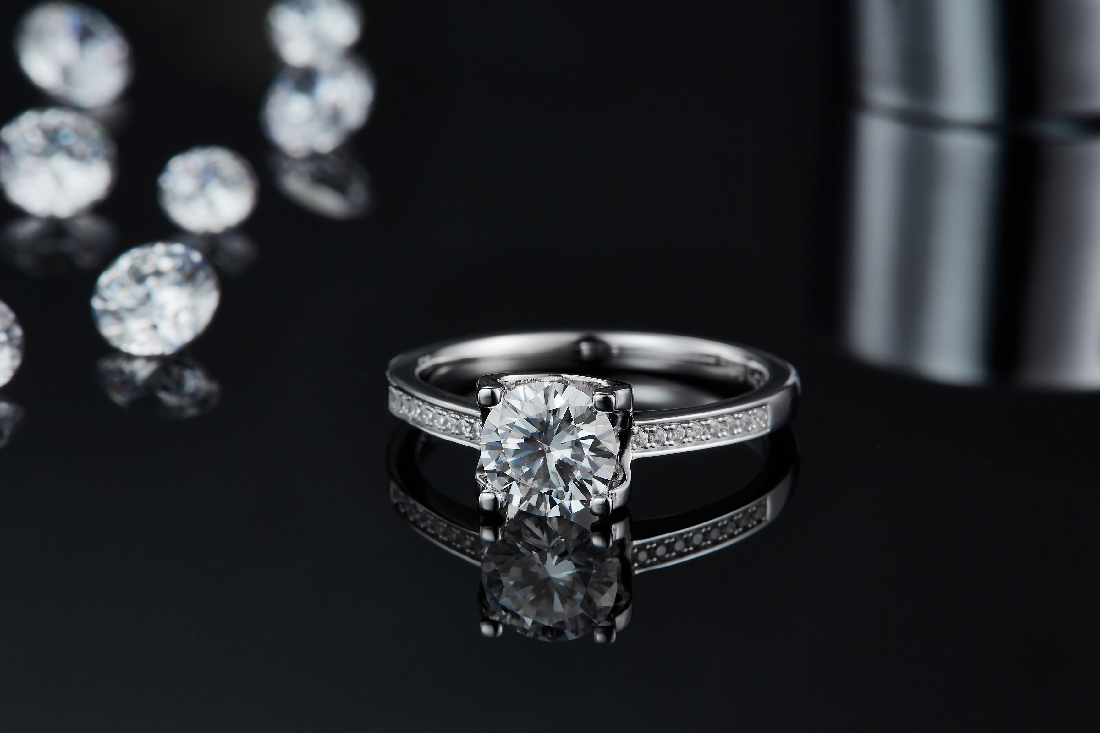 The Claw Of Light And Shadow - A Wedding Ring Set With 1-carat Top-quality Moissanite