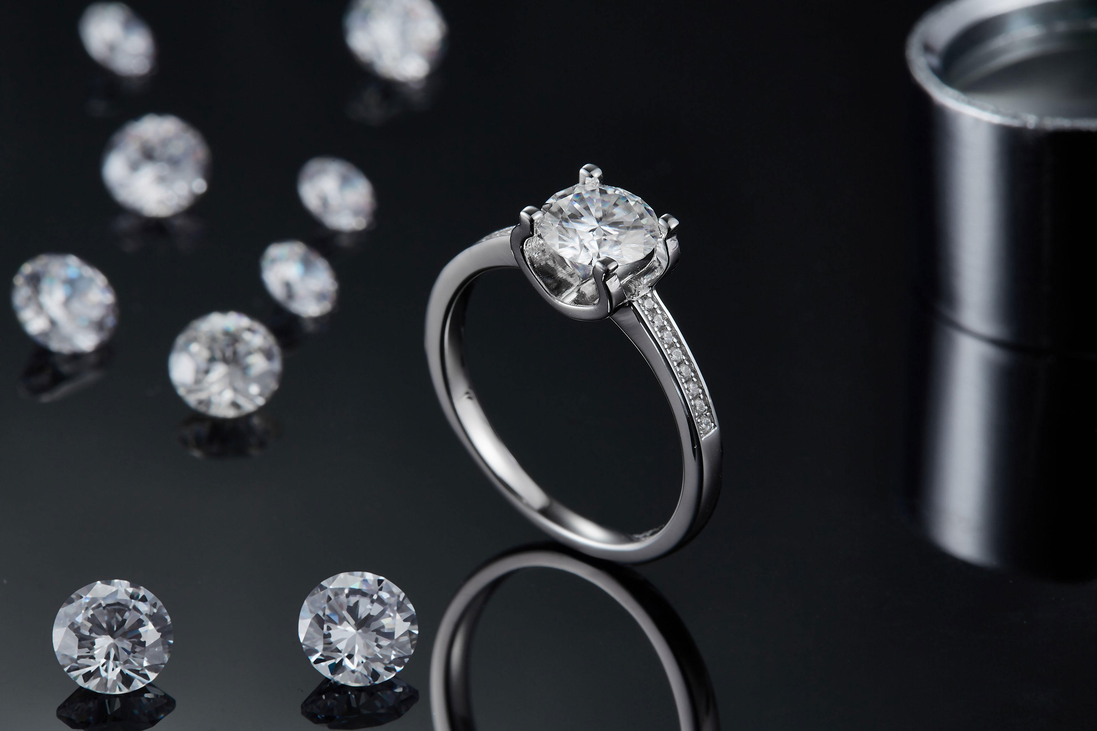 The Claw Of Light And Shadow - A Wedding Ring Set With 1-carat Top-quality Moissanite