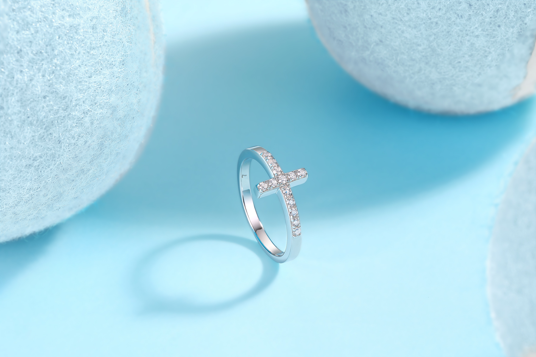 The Holy Light Cross - A Wedding Ring Set With Top-quality Moissanite In Silver And