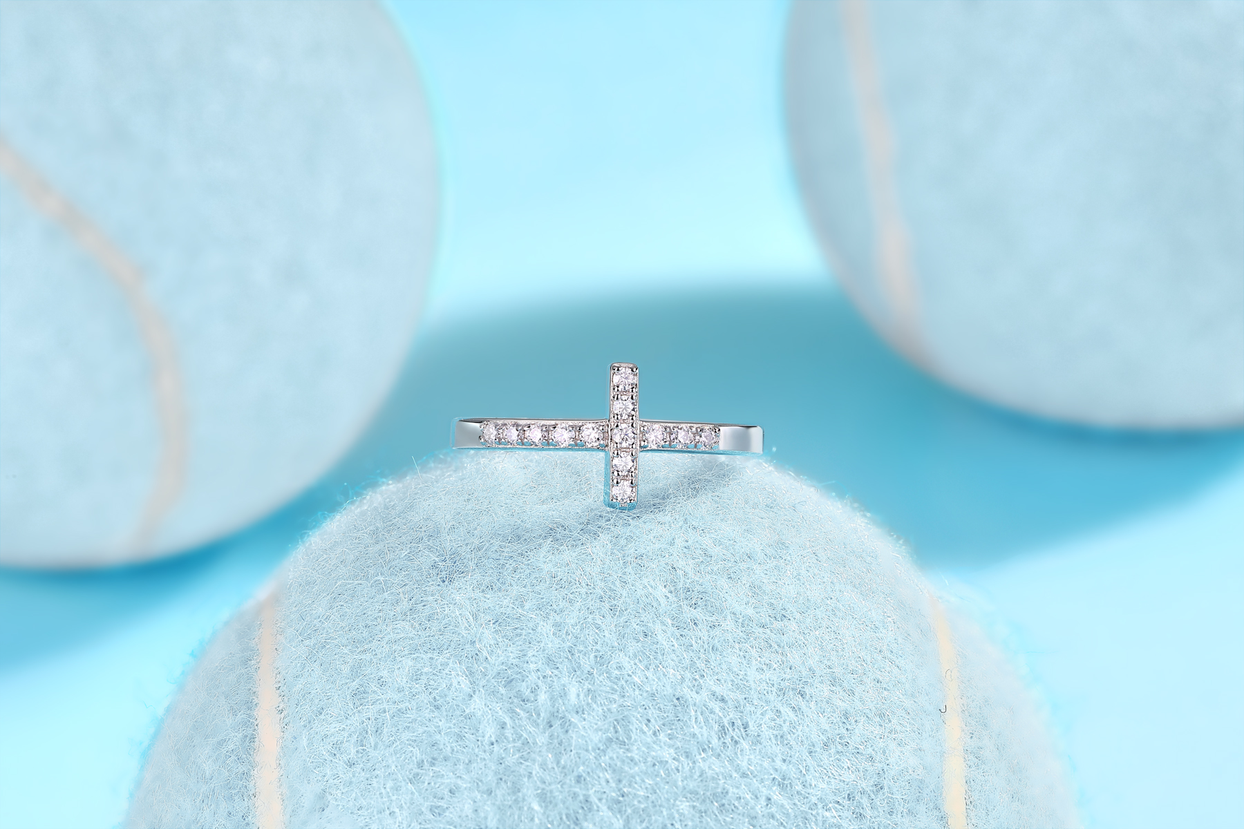 The Holy Light Cross - A Wedding Ring Set With Top-quality Moissanite In Silver And