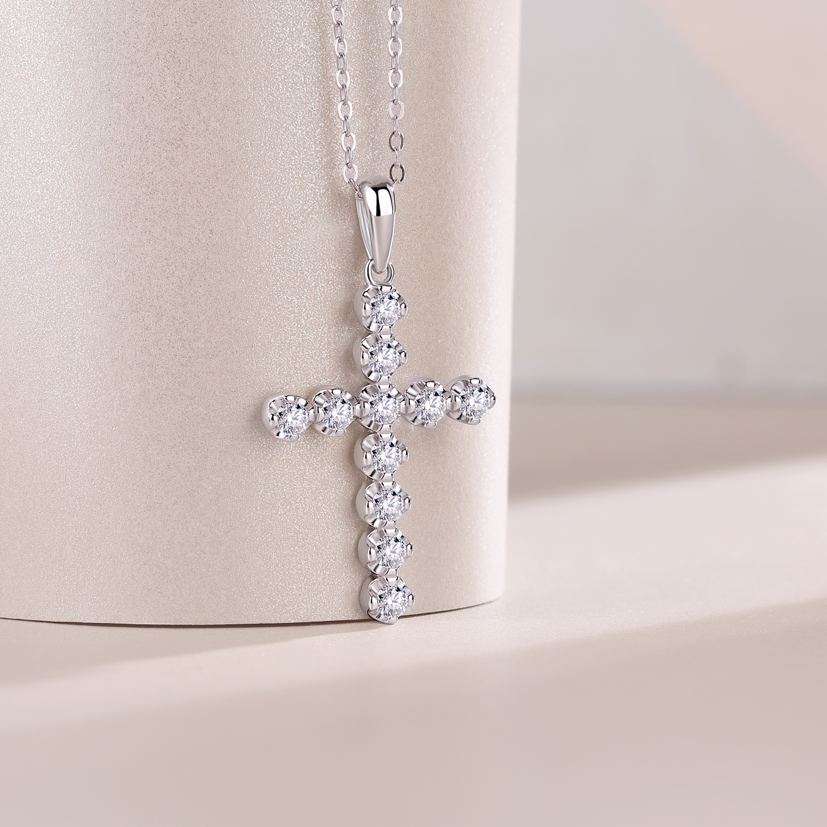 The Pendant Is A Fashionable And Trendy Accessory Set With Top-quality Moissanite Silver