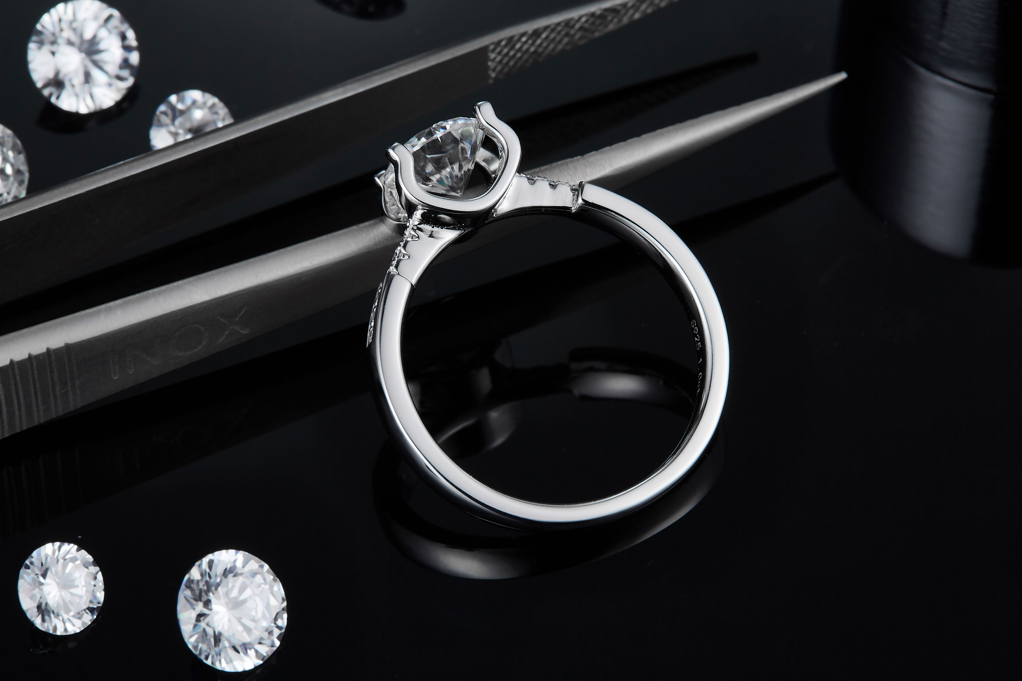 The Shield Of Light - A Wedding Ring Set With 1-carat Top-quality Moissanite Silver And